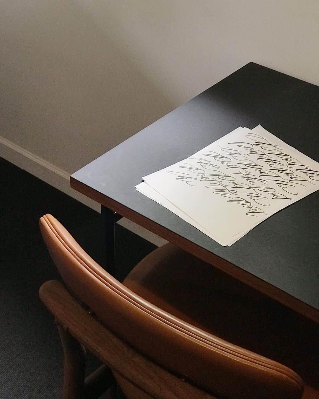 のインスタグラム：「Writing in The Poet room — #truffypi #moderncalligraphy #vhcalligraphy #houseoffinnjuhl #furniture #furnituredesign #writing #writingcorner #calligrapher #calligraphystyling #finnjuhl #カリグラフィー #カリグラフィースタイリング #カリグラファー #brushcalligraphy #brushlettering #thepoet #poetroom #danishfurniture #furnituredesign #artistdesk」