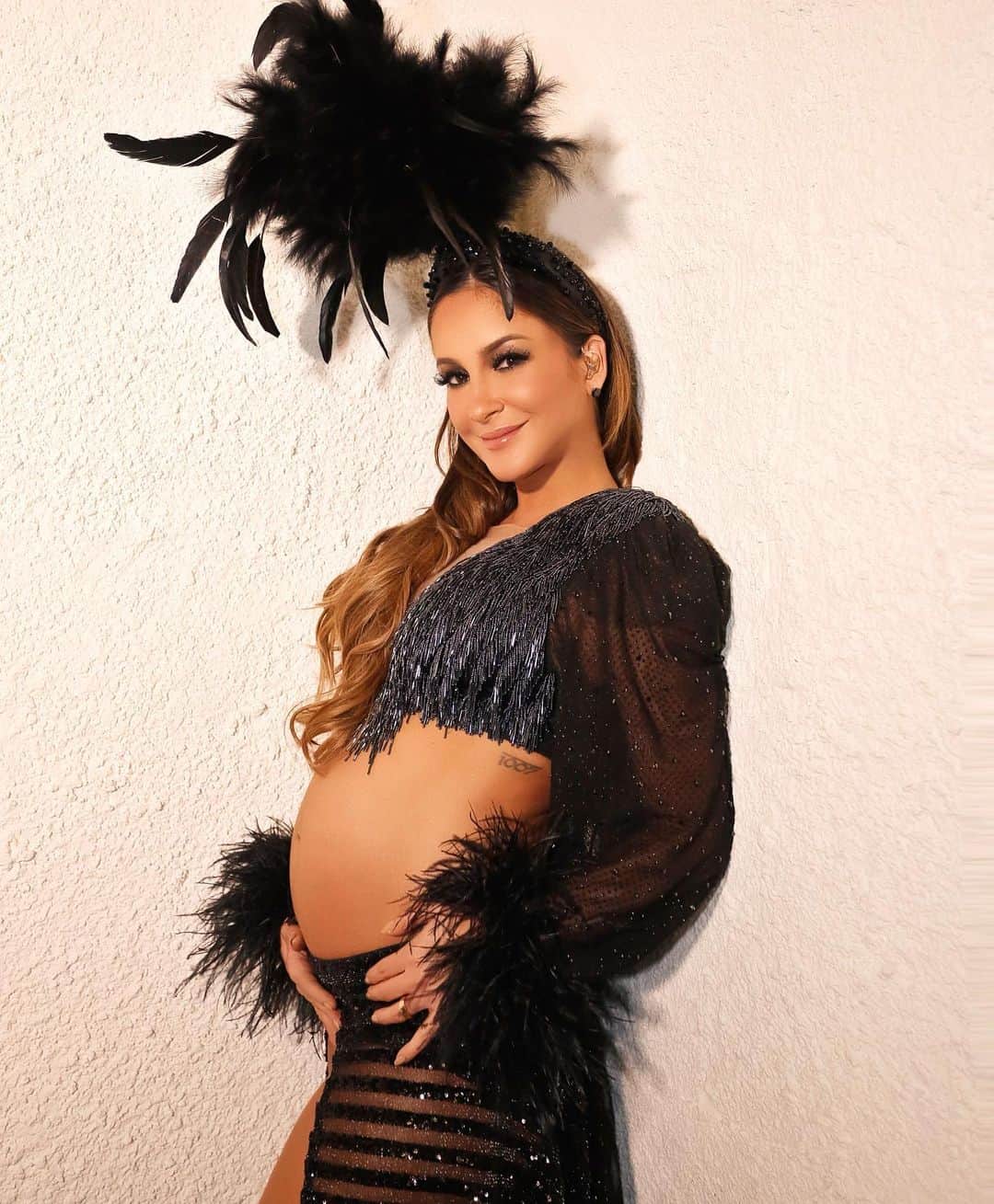 Claudia Leitteのインスタグラム：「@nara obrigada pelas fotos lindas! São verdadeiras jóias. Um dia minha filha, #Bela, vai ver o quão orgulhosa eu já estava por tê-la em minha vida! Tio @renatothomaz, você e a @aguadecoco sempre arrasando! Te amo! Foi uma linda despedida para #ThisIsMyCarnaval no #sanislandweekend @andremagalgagliano e @zeaugustto Obrigada a vcs tb, titios lindos!」