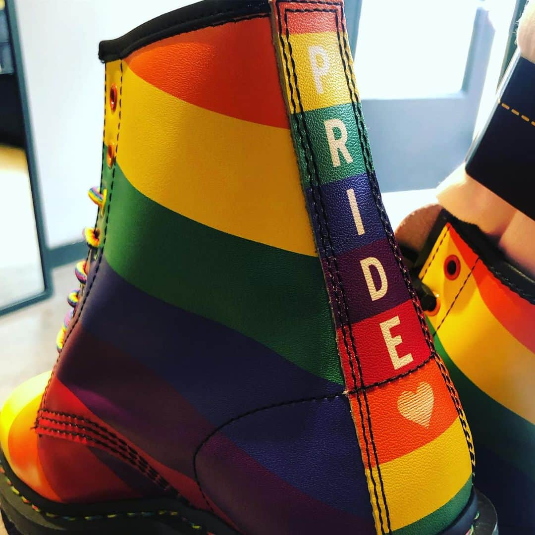 ダン・ブカティンスキーさんのインスタグラム写真 - (ダン・ブカティンスキーInstagram)「Wear your #pride in every step you take!  @drmartensofficial 🌈」6月3日 7時43分 - danbucatinsky