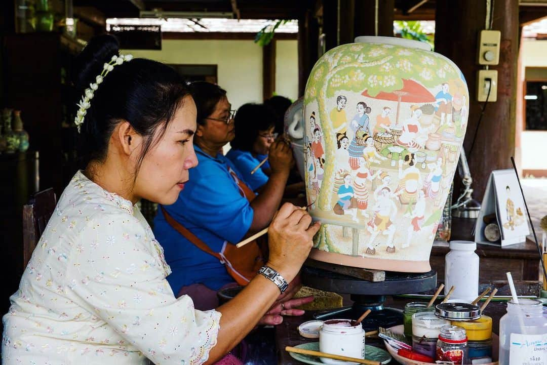 タイ国政府観光庁さんのインスタグラム写真 - (タイ国政府観光庁Instagram)「チェンマイにあるセラドン焼きの工房兼ショップ「サイアム・セラドン」からおはようございます☀️﻿ ﻿ 今週も1週間がんばりましょう😊﻿ ﻿ セラドン焼きは、国内の高級ホテルやレストランで使用されているタイを代表する焼き物です。職人による細かい絵付けが見事ですね✨﻿ ﻿ #今週も頑張ろう #タイ #チェンマイ #サイアムセラドン #セラドン #セラドン焼き #タイ土産 #器 #うつわ #こんなタイ知らなかった #タイを知りつくす #タイ旅行 #チェンマイ旅行 #旅好きな人と繋がりたい #旅行好きな人と繋がりたい #thailand #chiangmai #siamceladon #pottery #celadon #amazingthailand #thailandtravel #thailandtrip #thai #thaistagram #lovethailand #localexperience #thainess﻿ ﻿」6月3日 7時44分 - amazingthailandjp