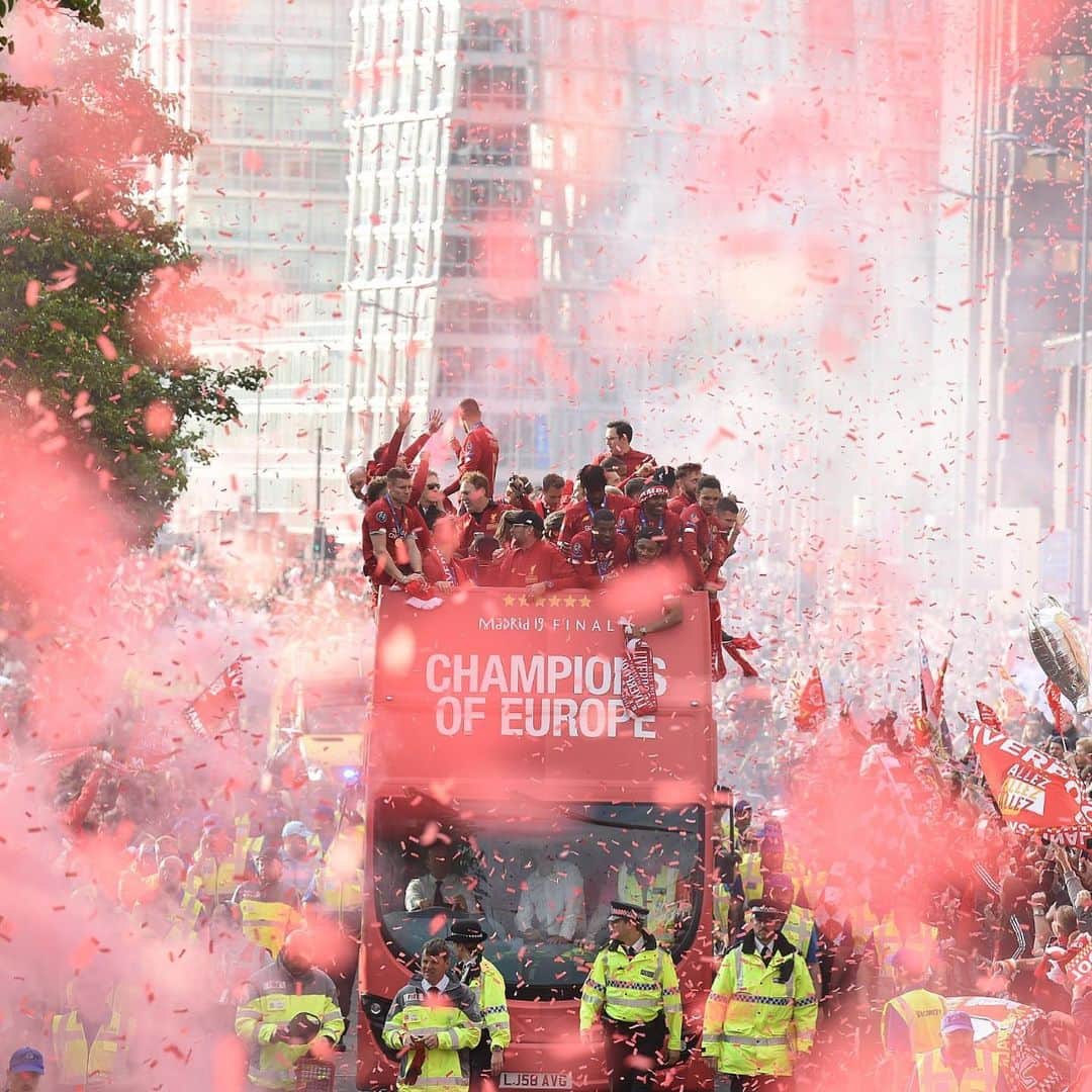 ジョルジニオ・ワイナルドゥムさんのインスタグラム写真 - (ジョルジニオ・ワイナルドゥムInstagram)「No words can describe today! We’re living a dream. Thank you Reds, you’re incredible! 🏆❤️ #YNWA」6月3日 7時36分 - gwijnaldum