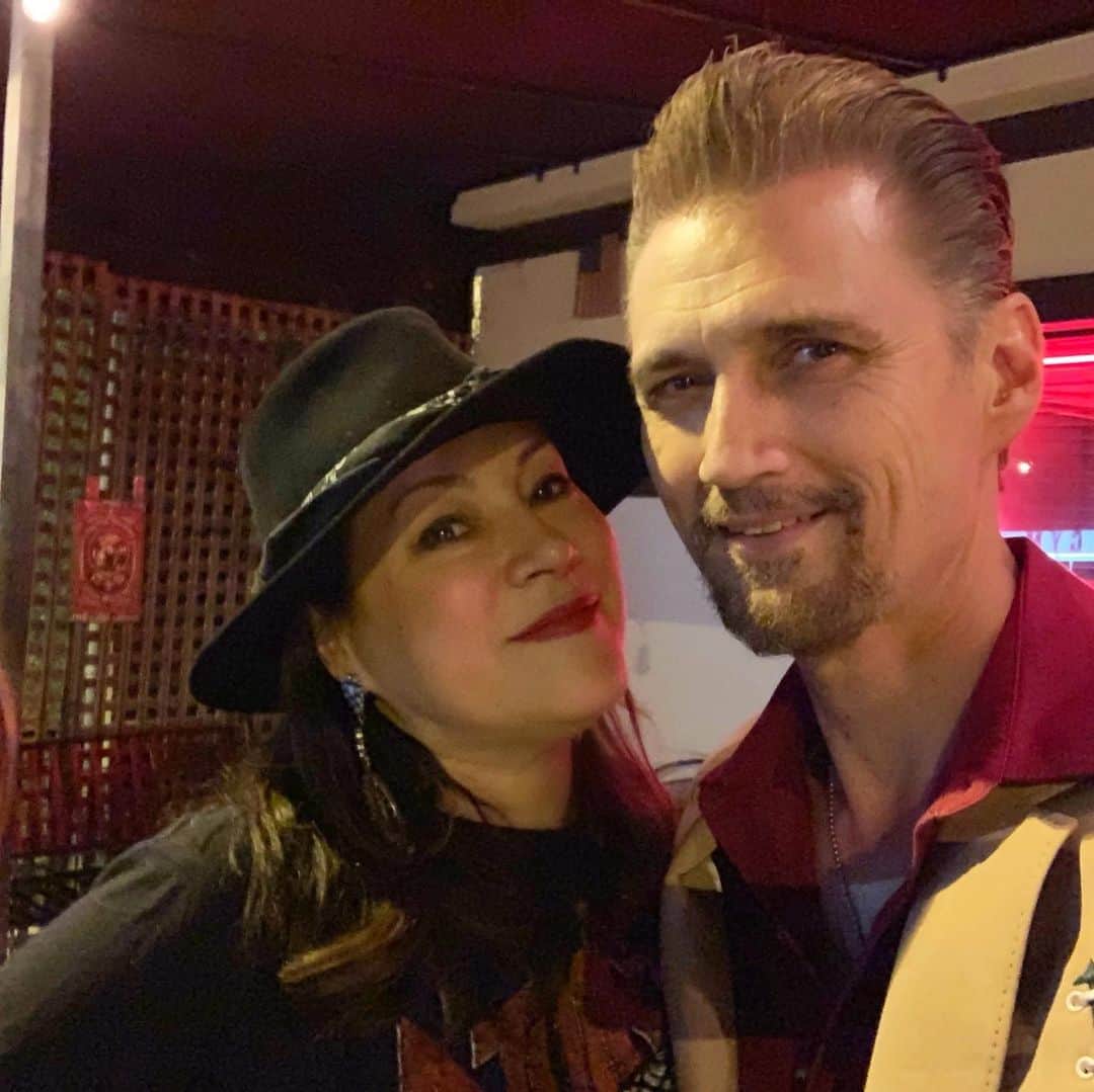 ジェニファー・ティリーさんのインスタグラム写真 - (ジェニファー・ティリーInstagram)「Honkytonk night out! 🤠🍺🎸#jamesintveld #jayneintveld」6月3日 7時45分 - jennifertilly