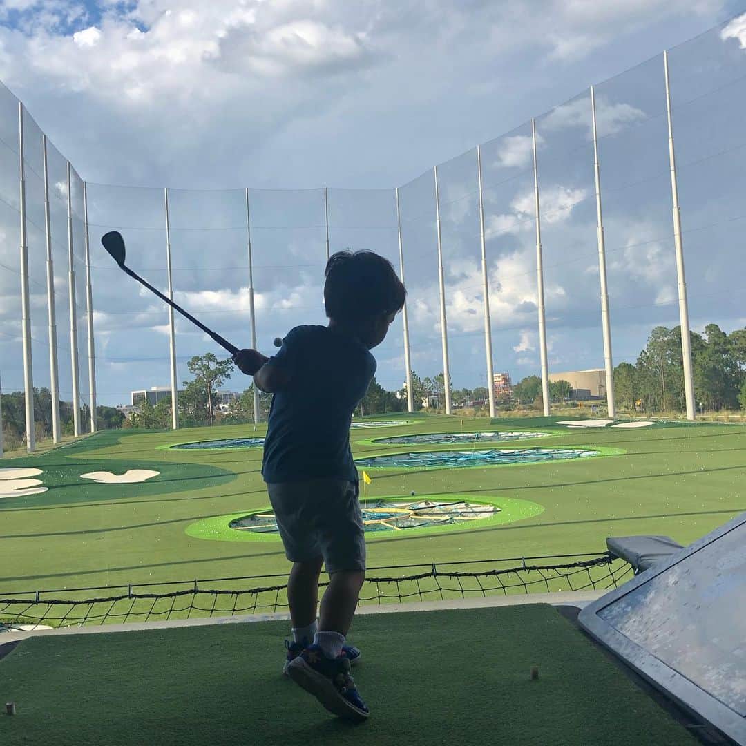 ウィリアム・アルジョナさんのインスタグラム写真 - (ウィリアム・アルジョナInstagram)「Hoje foi dia de praticar e ensinar um esporte novo para os meus filhos!! Nada como dar oportunidade e adquirir conhecimento! #golf #paixao #esporte #filhos #minhavida #topgolf #swing」6月3日 7時46分 - william_elmago_arjona