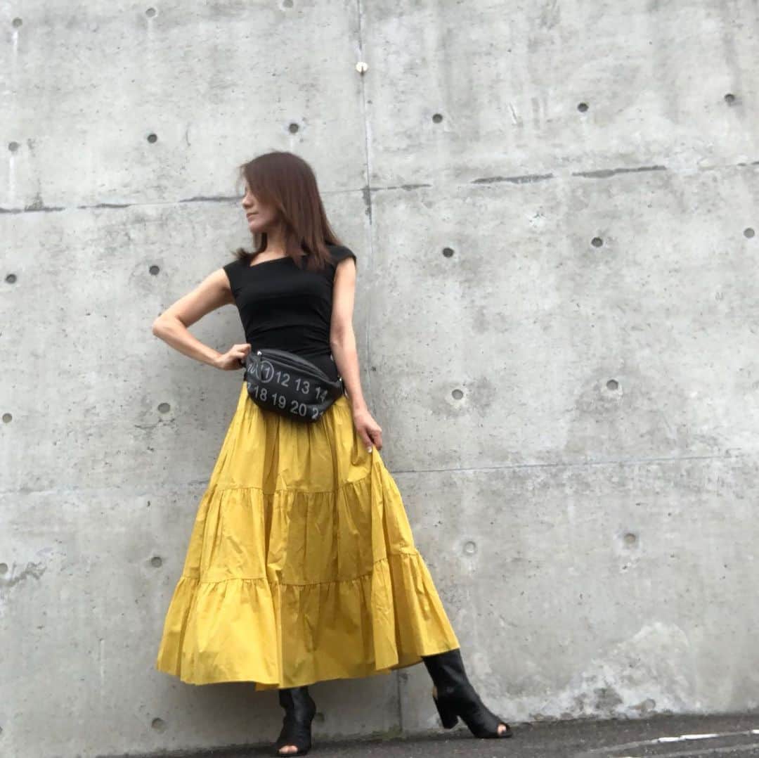 マキさんのインスタグラム写真 - (マキInstagram)「おはようございます☀ 今日も晴れて気持ちの良い朝ですね😊 . 昼間は暑くなりそう💦 体調に気を付けてお過ごし下さいね！ . 今日のコーデ トップス  フォクシー スカート  gu ブーツ  セレクト購入 バック  マルタンマルジェロ . このguのスカート  マキシ丈で風が吹くとフワッって上がってなんかいい感じ👍 ちょうど、写真撮った時に風が吹いたから、まるでTMレボルーションみたい😆 . プチプラだけど、色もマスタードイエローで好き♥️ . 今日は黒❎黄色のツートンコーデ . 今日も笑顔で素敵な一日を😊 . 今週もよろしくお願い致します♥️ . いつもいいね👍コメント📝 ありがとうございます😊 . リコメ前にpostごめんなさい🙇‍♀️ . #今日のコーデ  #ツートーンコーデ #gu#風になびく #foxey#マルタンマルジェラ  #オープントゥブーツ #ボンボンピアス #アラフィフファッション  #アラフィフ #綺麗な人になりたい  #美活#マスタードイエロー #感謝#ありがとう #リコメ待っててね」6月3日 7時49分 - maki_s0205