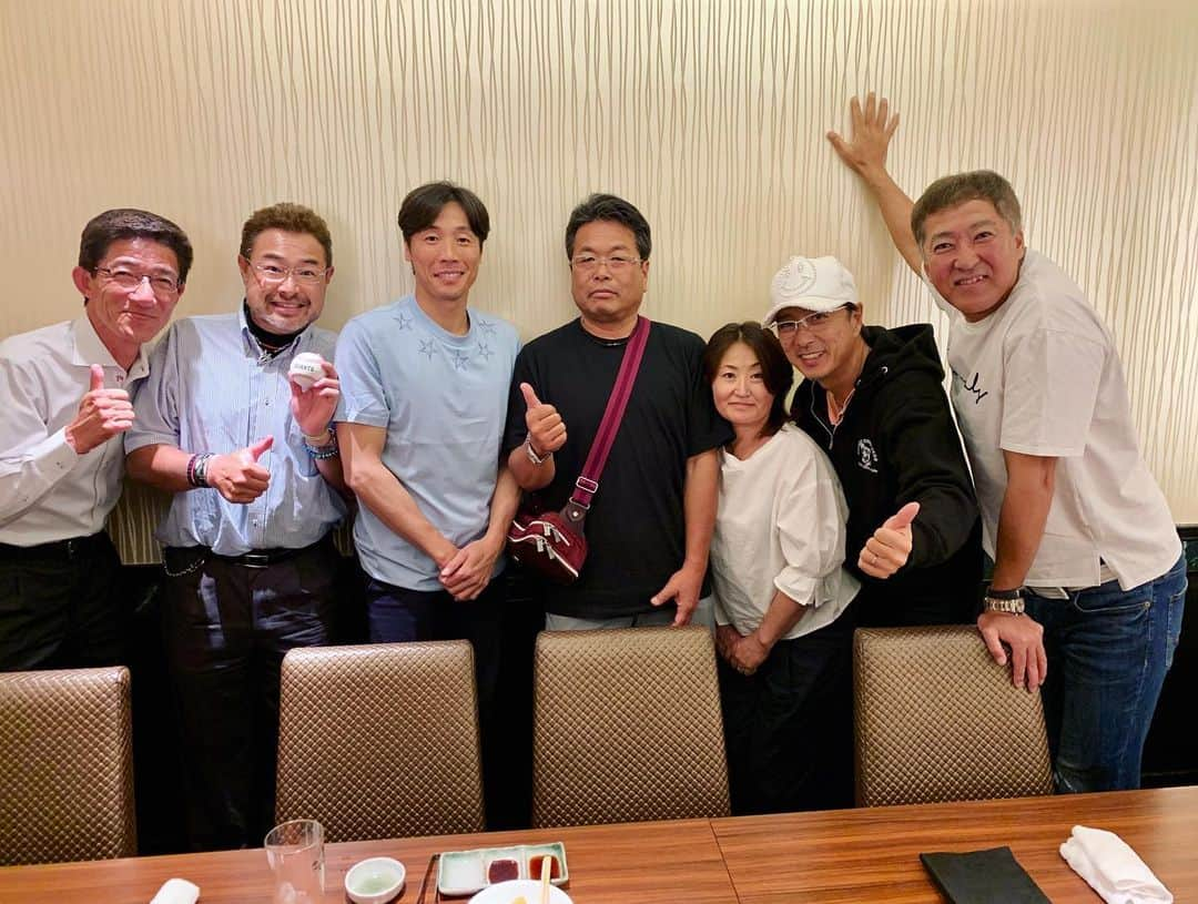 黒田アーサーさんのインスタグラム写真 - (黒田アーサーInstagram)「昨日の東京ドームでの巨人戦。試合前の打撃練習をグラウンドで見学する事が出来ました💕😍後藤高志打撃兼外野守備コーチありがとうございました！仲良しの元木さんとも久しぶりに再会😊内野守備兼打撃コーチだそうです😉👍ベンチに座って見てたら、小久保さんがいらしたので一緒に記念撮影してもらえました😊今井社長も僕も野球好きにはたまらないシチュエーションでした❣️試合後には間宮社長のご好意で鈴木尚広外野守備走塁コーチ、後藤コーチ、元Ｖ９戦士上田さんらと一緒に美味しい焼肉を食べて帰りました！試合も勝ったし、なんて幸せな日だ！！🤣🤣🤣」6月3日 8時01分 - kuroda_arthur