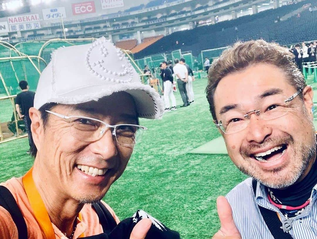 黒田アーサーさんのインスタグラム写真 - (黒田アーサーInstagram)「昨日の東京ドームでの巨人戦。試合前の打撃練習をグラウンドで見学する事が出来ました💕😍後藤高志打撃兼外野守備コーチありがとうございました！仲良しの元木さんとも久しぶりに再会😊内野守備兼打撃コーチだそうです😉👍ベンチに座って見てたら、小久保さんがいらしたので一緒に記念撮影してもらえました😊今井社長も僕も野球好きにはたまらないシチュエーションでした❣️試合後には間宮社長のご好意で鈴木尚広外野守備走塁コーチ、後藤コーチ、元Ｖ９戦士上田さんらと一緒に美味しい焼肉を食べて帰りました！試合も勝ったし、なんて幸せな日だ！！🤣🤣🤣」6月3日 8時01分 - kuroda_arthur