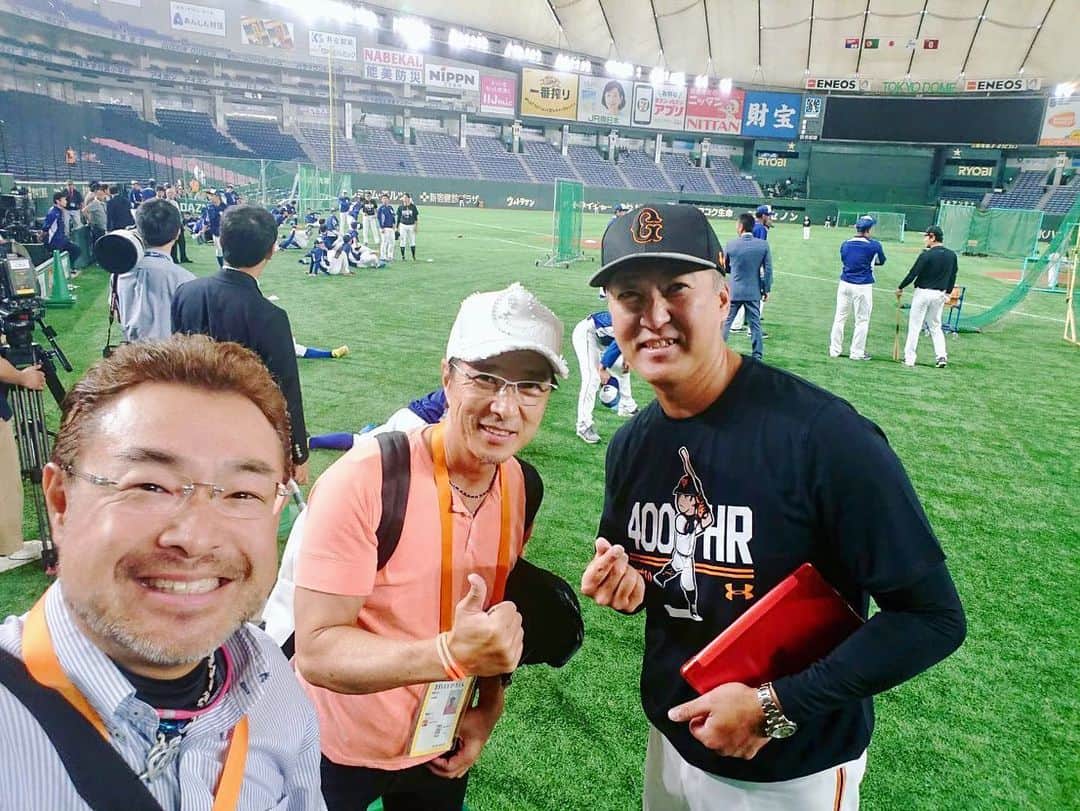 のインスタグラム：「昨日の東京ドームでの巨人戦。試合前の打撃練習をグラウンドで見学する事が出来ました💕😍後藤高志打撃兼外野守備コーチありがとうございました！仲良しの元木さんとも久しぶりに再会😊内野守備兼打撃コーチだそうです😉👍ベンチに座って見てたら、小久保さんがいらしたので一緒に記念撮影してもらえました😊今井社長も僕も野球好きにはたまらないシチュエーションでした❣️試合後には間宮社長のご好意で鈴木尚広外野守備走塁コーチ、後藤コーチ、元Ｖ９戦士上田さんらと一緒に美味しい焼肉を食べて帰りました！試合も勝ったし、なんて幸せな日だ！！🤣🤣🤣」