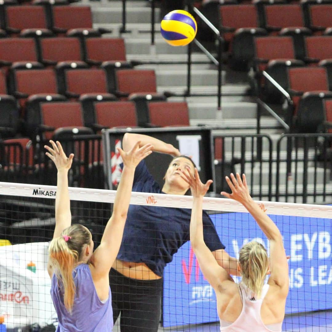 USA Volleyballさんのインスタグラム写真 - (USA VolleyballInstagram)「@usavwnt had a busy Sunday prior to starting its @fivbvolleyball #VNL matches June 4-6 in Lincoln, Nebraska, from holding a VIP experience to hosting @makeawishwisconsin recipient Montana Zdroik to having a solid 2-hour training session. The U.S. faces #Korea, #Germany and #Brazil this week. Click our bio 🔗 for @teamusa roster details and how to get tickets.」6月3日 13時34分 - usavolleyball