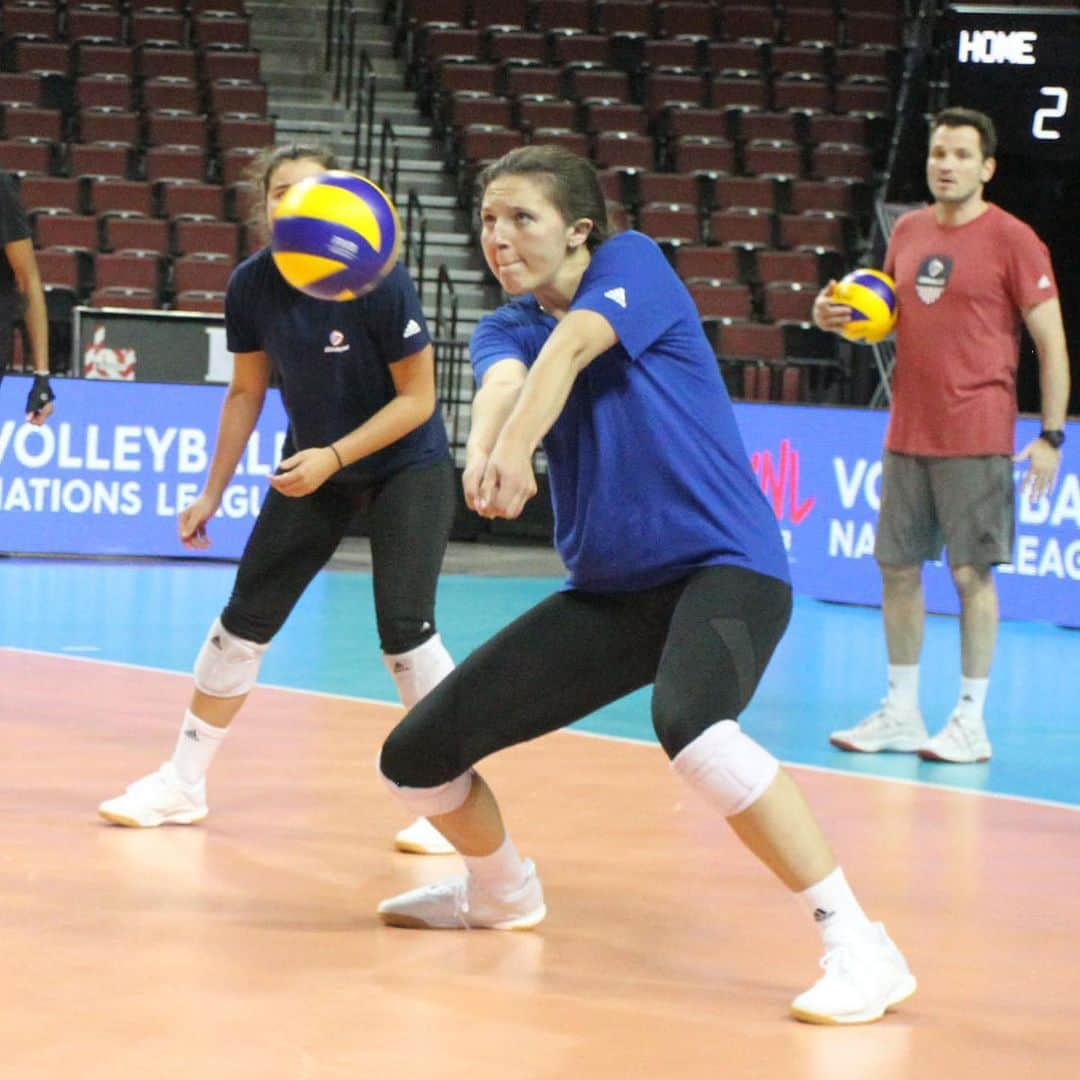 USA Volleyballさんのインスタグラム写真 - (USA VolleyballInstagram)「@usavwnt had a busy Sunday prior to starting its @fivbvolleyball #VNL matches June 4-6 in Lincoln, Nebraska, from holding a VIP experience to hosting @makeawishwisconsin recipient Montana Zdroik to having a solid 2-hour training session. The U.S. faces #Korea, #Germany and #Brazil this week. Click our bio 🔗 for @teamusa roster details and how to get tickets.」6月3日 13時34分 - usavolleyball