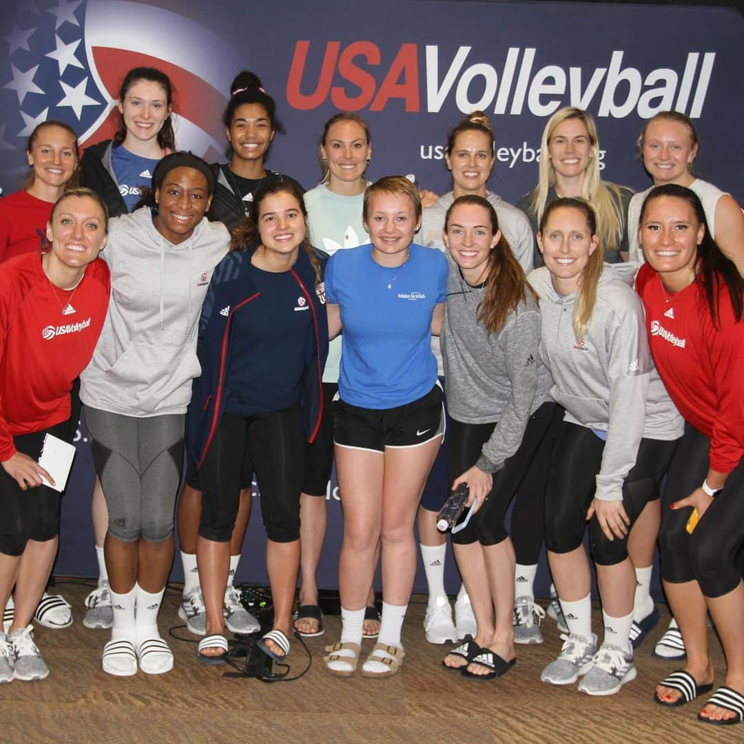 USA Volleyballさんのインスタグラム写真 - (USA VolleyballInstagram)「@usavwnt had a busy Sunday prior to starting its @fivbvolleyball #VNL matches June 4-6 in Lincoln, Nebraska, from holding a VIP experience to hosting @makeawishwisconsin recipient Montana Zdroik to having a solid 2-hour training session. The U.S. faces #Korea, #Germany and #Brazil this week. Click our bio 🔗 for @teamusa roster details and how to get tickets.」6月3日 13時34分 - usavolleyball