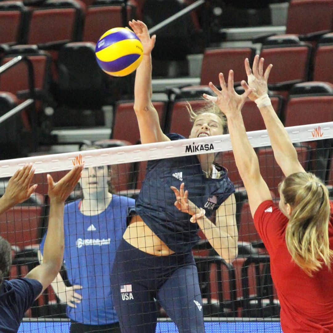 USA Volleyballさんのインスタグラム写真 - (USA VolleyballInstagram)「@usavwnt had a busy Sunday prior to starting its @fivbvolleyball #VNL matches June 4-6 in Lincoln, Nebraska, from holding a VIP experience to hosting @makeawishwisconsin recipient Montana Zdroik to having a solid 2-hour training session. The U.S. faces #Korea, #Germany and #Brazil this week. Click our bio 🔗 for @teamusa roster details and how to get tickets.」6月3日 13時34分 - usavolleyball