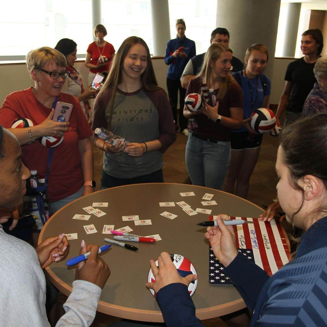 USA Volleyballさんのインスタグラム写真 - (USA VolleyballInstagram)「@usavwnt had a busy Sunday prior to starting its @fivbvolleyball #VNL matches June 4-6 in Lincoln, Nebraska, from holding a VIP experience to hosting @makeawishwisconsin recipient Montana Zdroik to having a solid 2-hour training session. The U.S. faces #Korea, #Germany and #Brazil this week. Click our bio 🔗 for @teamusa roster details and how to get tickets.」6月3日 13時34分 - usavolleyball