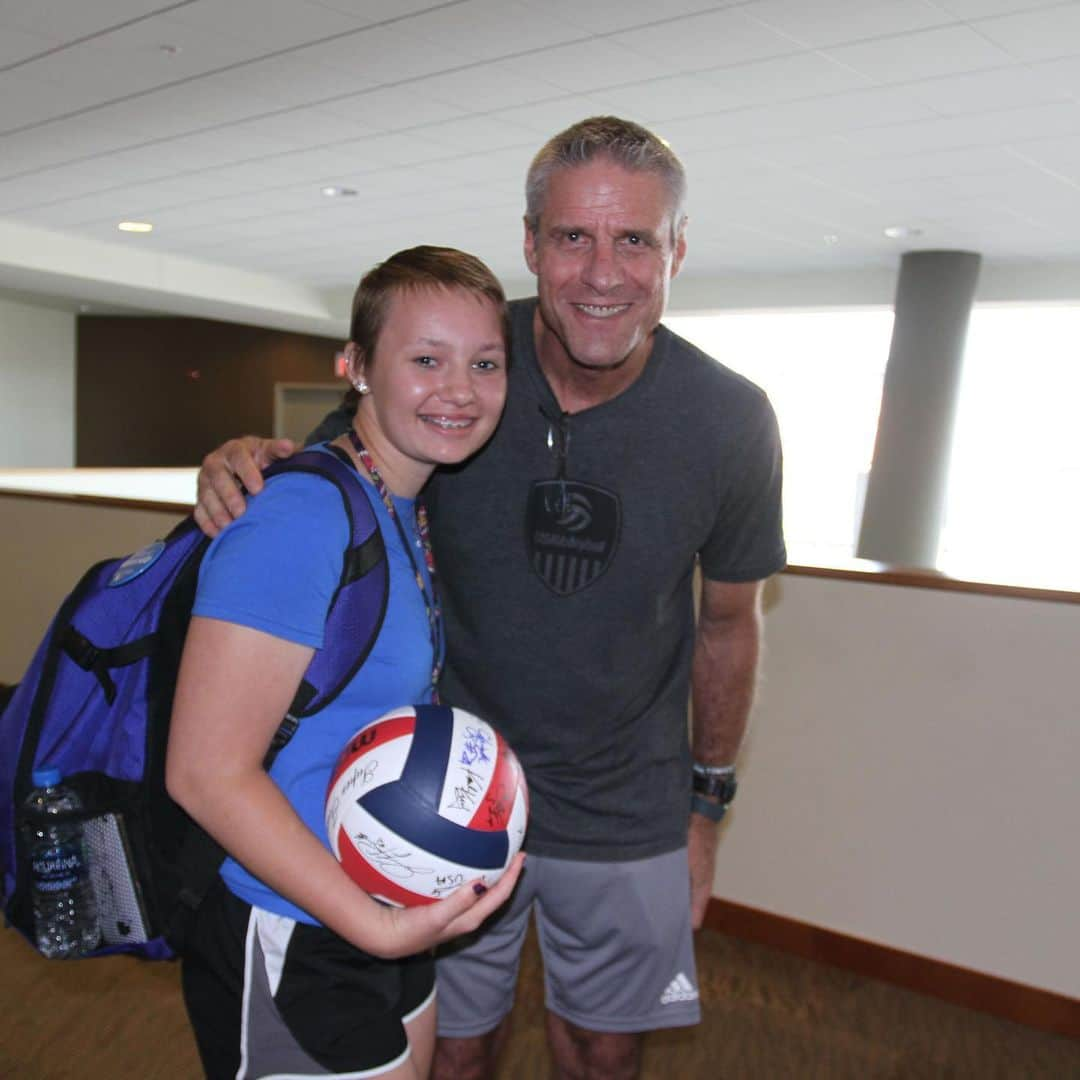 USA Volleyballさんのインスタグラム写真 - (USA VolleyballInstagram)「@usavwnt had a busy Sunday prior to starting its @fivbvolleyball #VNL matches June 4-6 in Lincoln, Nebraska, from holding a VIP experience to hosting @makeawishwisconsin recipient Montana Zdroik to having a solid 2-hour training session. The U.S. faces #Korea, #Germany and #Brazil this week. Click our bio 🔗 for @teamusa roster details and how to get tickets.」6月3日 13時34分 - usavolleyball