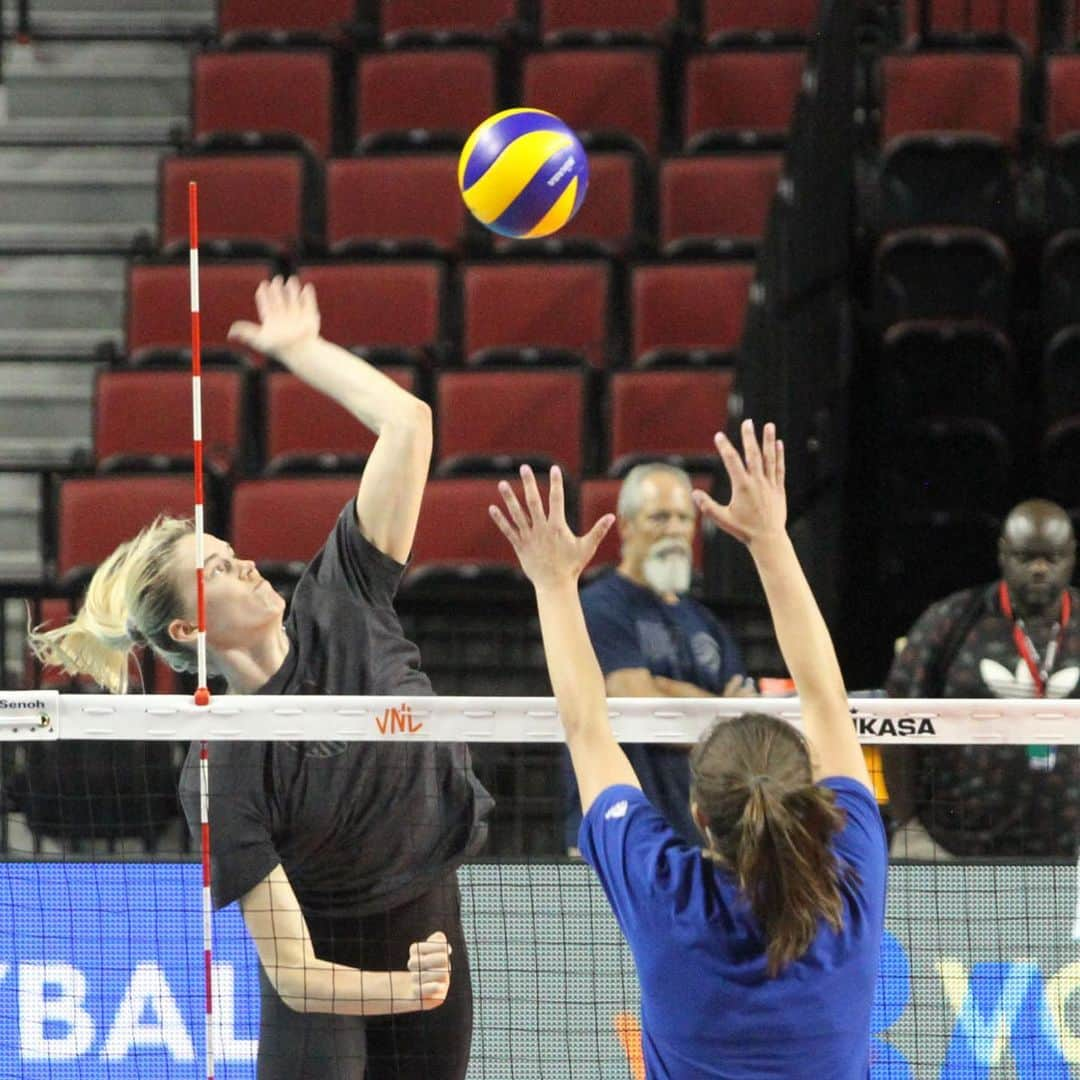 USA Volleyballさんのインスタグラム写真 - (USA VolleyballInstagram)「@usavwnt had a busy Sunday prior to starting its @fivbvolleyball #VNL matches June 4-6 in Lincoln, Nebraska, from holding a VIP experience to hosting @makeawishwisconsin recipient Montana Zdroik to having a solid 2-hour training session. The U.S. faces #Korea, #Germany and #Brazil this week. Click our bio 🔗 for @teamusa roster details and how to get tickets.」6月3日 13時34分 - usavolleyball