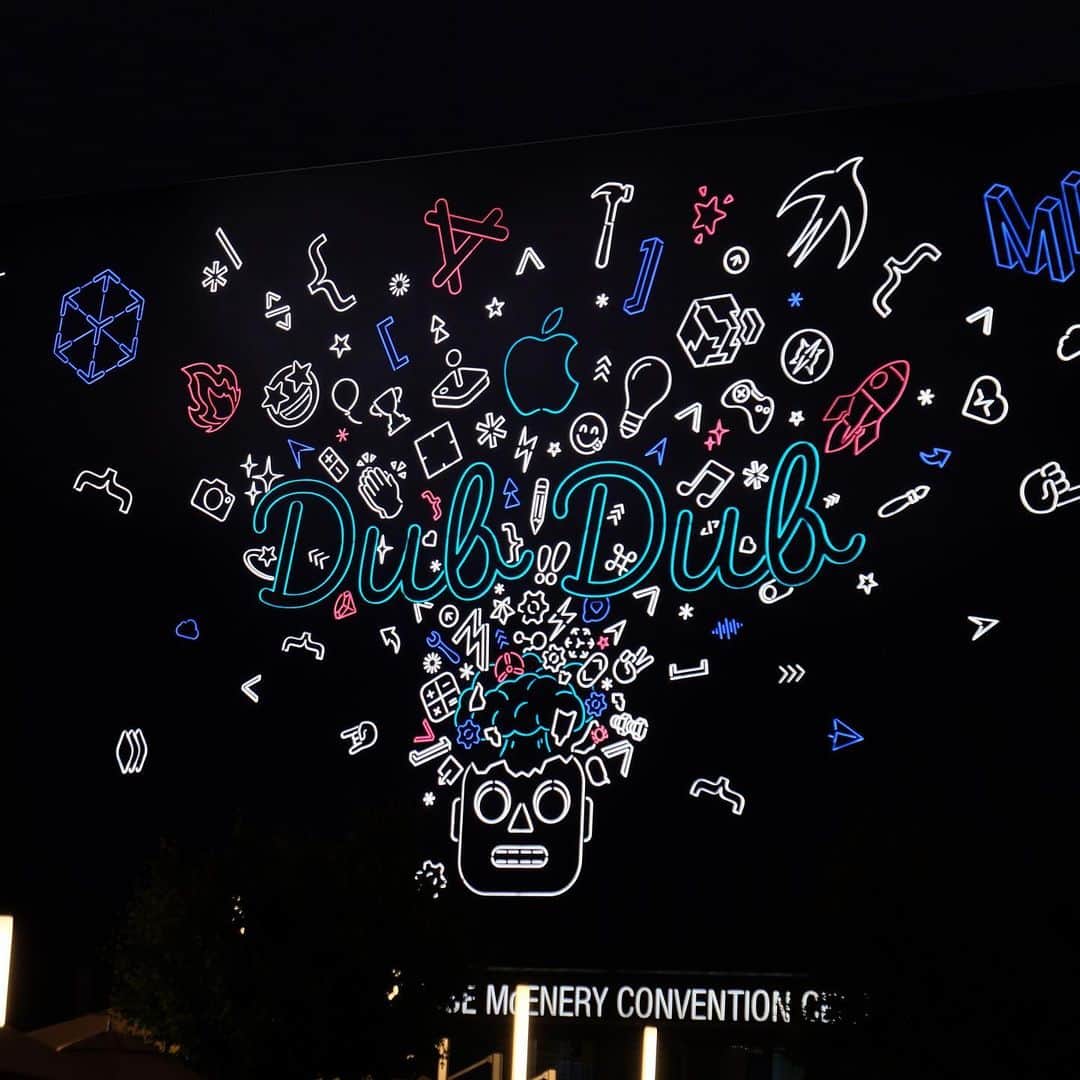 松村太郎のインスタグラム：「#WWDC19 #Neon #Emoji #Sign. #DubDub in #SanJose.」