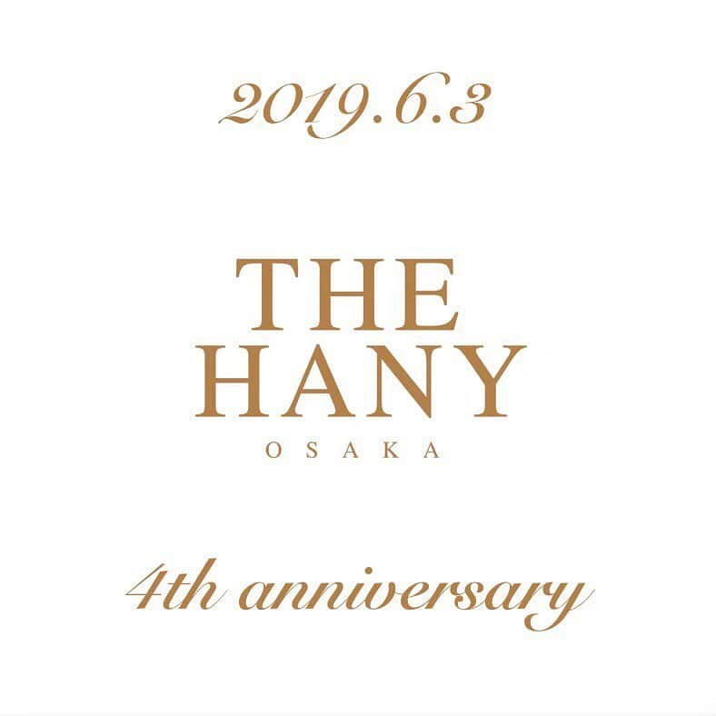 THE HANYさんのインスタグラム写真 - (THE HANYInstagram)「【 THE HANY大阪店 4th Anniversary 】 . THE HANY大阪店は本日6月3日に4周年を迎えました！ . オープンしてからたくさんの花嫁さまにTHE HANYのドレスを着ていただけて、本当に幸せです…🌸 . 大阪店は5周年に向けて、関西の皆様にもっとTHE HANYのドレスを知っていただけるようにさらに頑張ります✨ . これからもスタッフ一同、より多くのお客様のHAPPYのお手伝いさせていただけるよう精進してまいりすのでどうぞよろしくお願いいたします！ . 本日は、昨日行った大阪店4周年記念イベントの様子を紹介します♡ . 2枚目：デザイナーが大阪店にきてくれました♡ 3枚目：ドレスラックにはフォトブースを作っていただきお客様と撮影いたしました♡ 4枚目：フィッティングルームに4th anniversary✨の文字を書いてもらいました❤️ 5枚目：大阪店ではずっとパステルカラーのカラードレスが大人気です♡ 6枚目：フィッティングルームにはアニバーサリーフォトの写真を飾っています。 7枚目：今回大阪店ではアニバーサリーフォト・ロケーションフォトプランを @eins___1 様とコラボしました。 空間プロデュースとカメラマンをされている方で、普段のお仕事内容のご紹介ブースも作っていただきました！ニューボーンフォトなども行なってる方ですので、ぜひチェックしてみてください✨ . . THE HANY大阪店ではディズニープリンセスドレスコレクション(シンデレラ・ベル・アリエル・ラプンツェルのドレス)もお取り扱いしています。 また、他の直営店からのお取り寄せ商品となりますが和装もご試着いただけます。 . . さらにTHE HANYの2019ドレスコレクションは 今までの「可愛くてエレガント」なドレスに加え、「ラグジュアリー」なデザインもたくさん発表されております！ . 新作ドレスの中では、ピンクコレット(直営店限定デザイン)・オリヴィア(大阪店限定デザイン)の2着のみ一足早く入荷しております♡ . 関西の花嫁様、ぜひ一度大阪店へお問い合わせ・ご来店ください☎︎ . . ドレス見学のみでしたらご予約不要でも承っております。お近くにお越しの際はぜひ、ドレスを見にきてください✨ . 《 THE HANY大阪店 》※ドレス試着は完全予約制 大阪店 : 大阪府大阪市中央区南船場4-11-20 G-TERRACE心斎橋1F TEL : 06 6252 8210 営業時間：11:00〜20:00(火曜日定休) . .#thehany #thehany_anniversary #thehanyosaka_4thanniversary #4周年 #20190603 #ありがとうございます #これからもよろしくお願いします  #伊藤羽仁衣  #関西 #大阪 #心斎橋 #ザハニー #thehany大阪店 #thehanyosaka  #店内紹介 #ウェディングドレス #和装 #カラードレス #ディズニー」6月3日 13時30分 - thehany_official