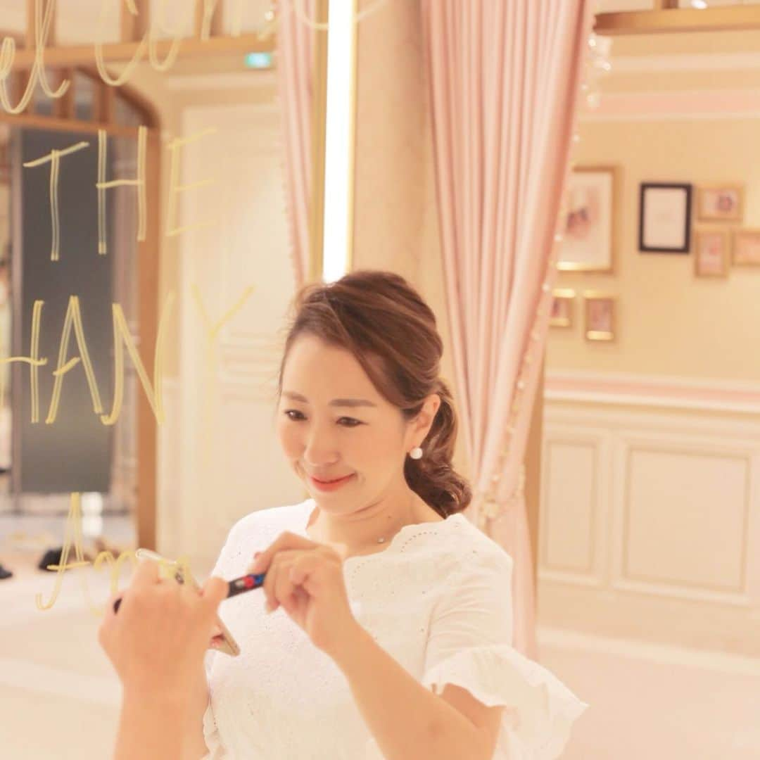 THE HANYさんのインスタグラム写真 - (THE HANYInstagram)「【 THE HANY大阪店 4th Anniversary 】 . THE HANY大阪店は本日6月3日に4周年を迎えました！ . オープンしてからたくさんの花嫁さまにTHE HANYのドレスを着ていただけて、本当に幸せです…🌸 . 大阪店は5周年に向けて、関西の皆様にもっとTHE HANYのドレスを知っていただけるようにさらに頑張ります✨ . これからもスタッフ一同、より多くのお客様のHAPPYのお手伝いさせていただけるよう精進してまいりすのでどうぞよろしくお願いいたします！ . 本日は、昨日行った大阪店4周年記念イベントの様子を紹介します♡ . 2枚目：デザイナーが大阪店にきてくれました♡ 3枚目：ドレスラックにはフォトブースを作っていただきお客様と撮影いたしました♡ 4枚目：フィッティングルームに4th anniversary✨の文字を書いてもらいました❤️ 5枚目：大阪店ではずっとパステルカラーのカラードレスが大人気です♡ 6枚目：フィッティングルームにはアニバーサリーフォトの写真を飾っています。 7枚目：今回大阪店ではアニバーサリーフォト・ロケーションフォトプランを @eins___1 様とコラボしました。 空間プロデュースとカメラマンをされている方で、普段のお仕事内容のご紹介ブースも作っていただきました！ニューボーンフォトなども行なってる方ですので、ぜひチェックしてみてください✨ . . THE HANY大阪店ではディズニープリンセスドレスコレクション(シンデレラ・ベル・アリエル・ラプンツェルのドレス)もお取り扱いしています。 また、他の直営店からのお取り寄せ商品となりますが和装もご試着いただけます。 . . さらにTHE HANYの2019ドレスコレクションは 今までの「可愛くてエレガント」なドレスに加え、「ラグジュアリー」なデザインもたくさん発表されております！ . 新作ドレスの中では、ピンクコレット(直営店限定デザイン)・オリヴィア(大阪店限定デザイン)の2着のみ一足早く入荷しております♡ . 関西の花嫁様、ぜひ一度大阪店へお問い合わせ・ご来店ください☎︎ . . ドレス見学のみでしたらご予約不要でも承っております。お近くにお越しの際はぜひ、ドレスを見にきてください✨ . 《 THE HANY大阪店 》※ドレス試着は完全予約制 大阪店 : 大阪府大阪市中央区南船場4-11-20 G-TERRACE心斎橋1F TEL : 06 6252 8210 営業時間：11:00〜20:00(火曜日定休) . .#thehany #thehany_anniversary #thehanyosaka_4thanniversary #4周年 #20190603 #ありがとうございます #これからもよろしくお願いします  #伊藤羽仁衣  #関西 #大阪 #心斎橋 #ザハニー #thehany大阪店 #thehanyosaka  #店内紹介 #ウェディングドレス #和装 #カラードレス #ディズニー」6月3日 13時30分 - thehany_official