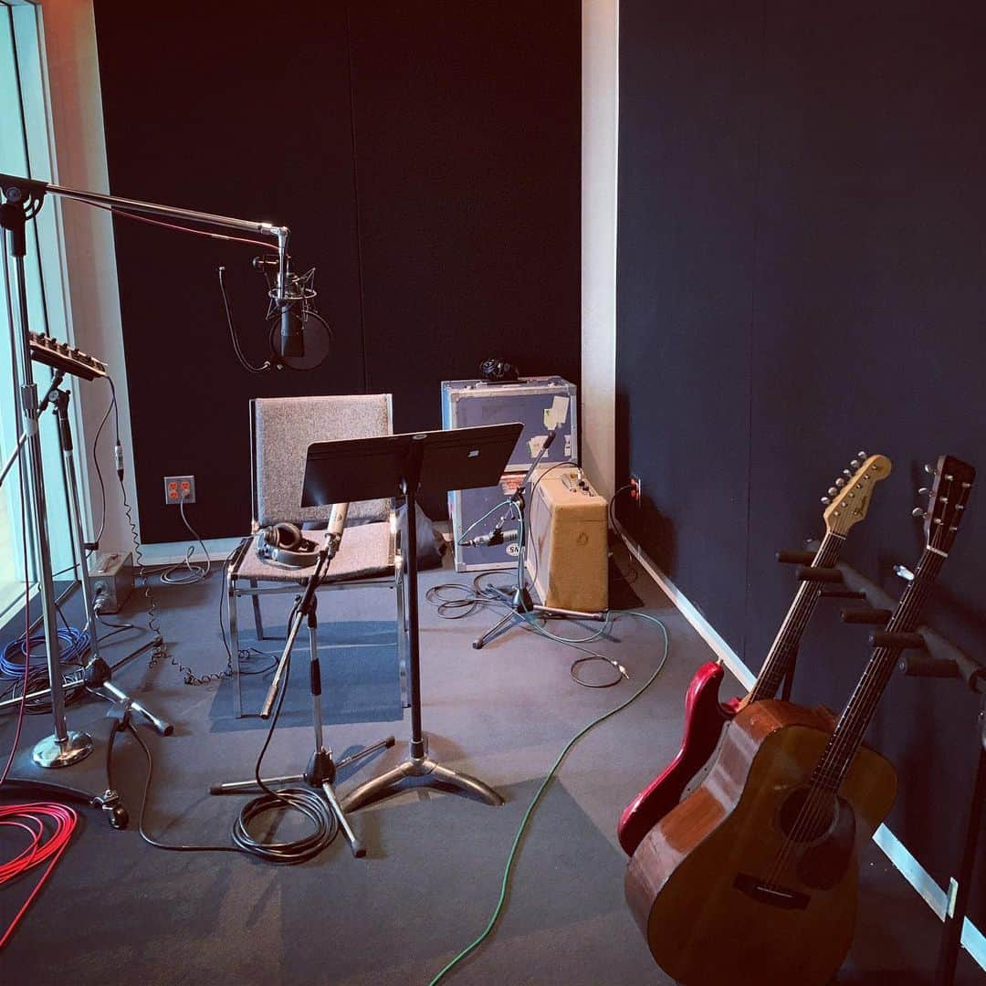 ブライアン・アダムスさんのインスタグラム写真 - (ブライアン・アダムスInstagram)「Was just at the @thewarehousestudio with a few new songs to be recorded. These photos are from pre record demo day, arranging what to do, tracking an acoustic song. #newmusic #recordingstudio」6月3日 8時09分 - bryanadams