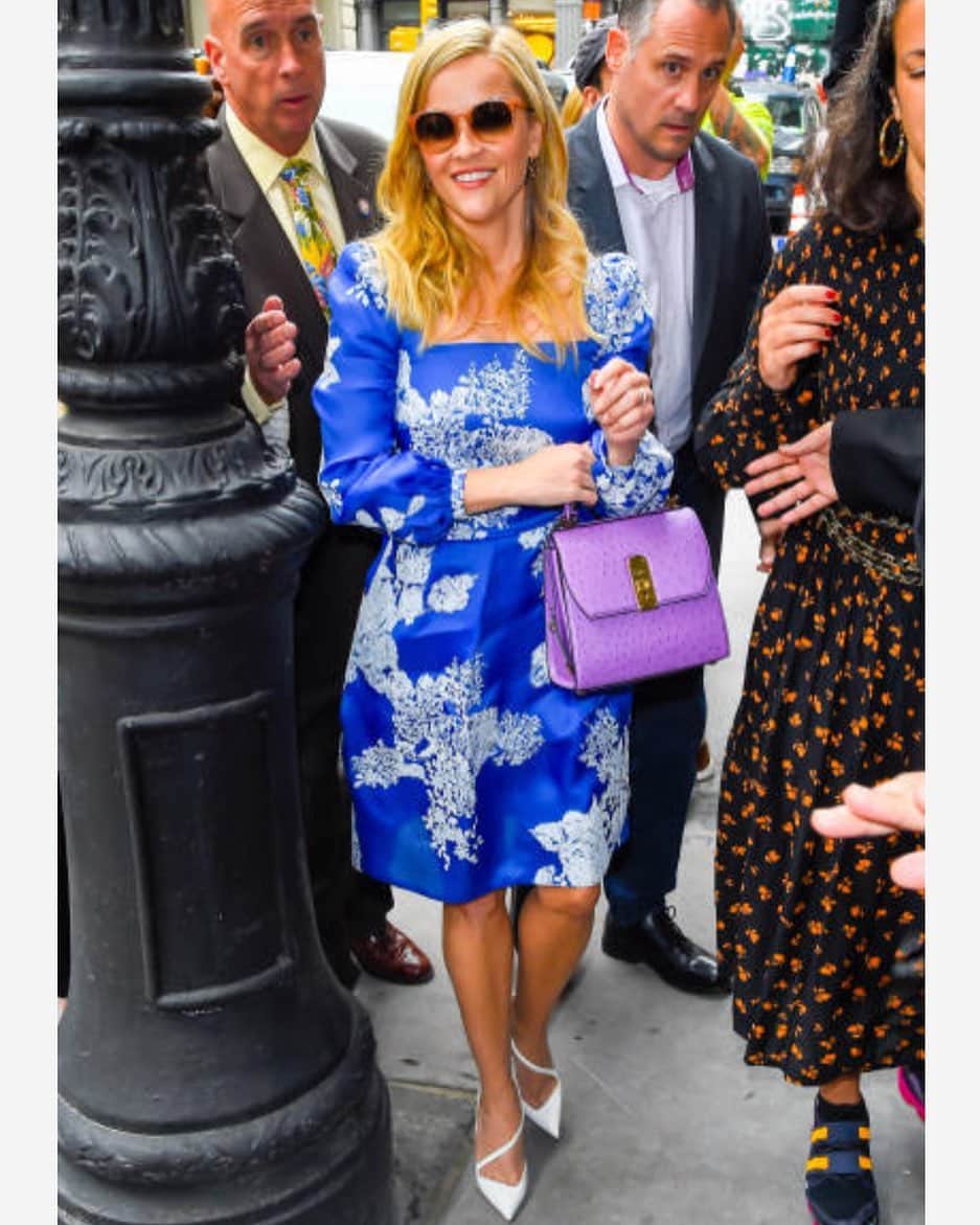 Monique Lhuillierさんのインスタグラム写真 - (Monique LhuillierInstagram)「Chic in the City 💙 @ReeseWitherspoon out in New York in #mlspring19, promoting the new season of Big Little Lies! Can’t wait! x #moniquelhuillier #biglittlelies」6月3日 8時02分 - moniquelhuillier
