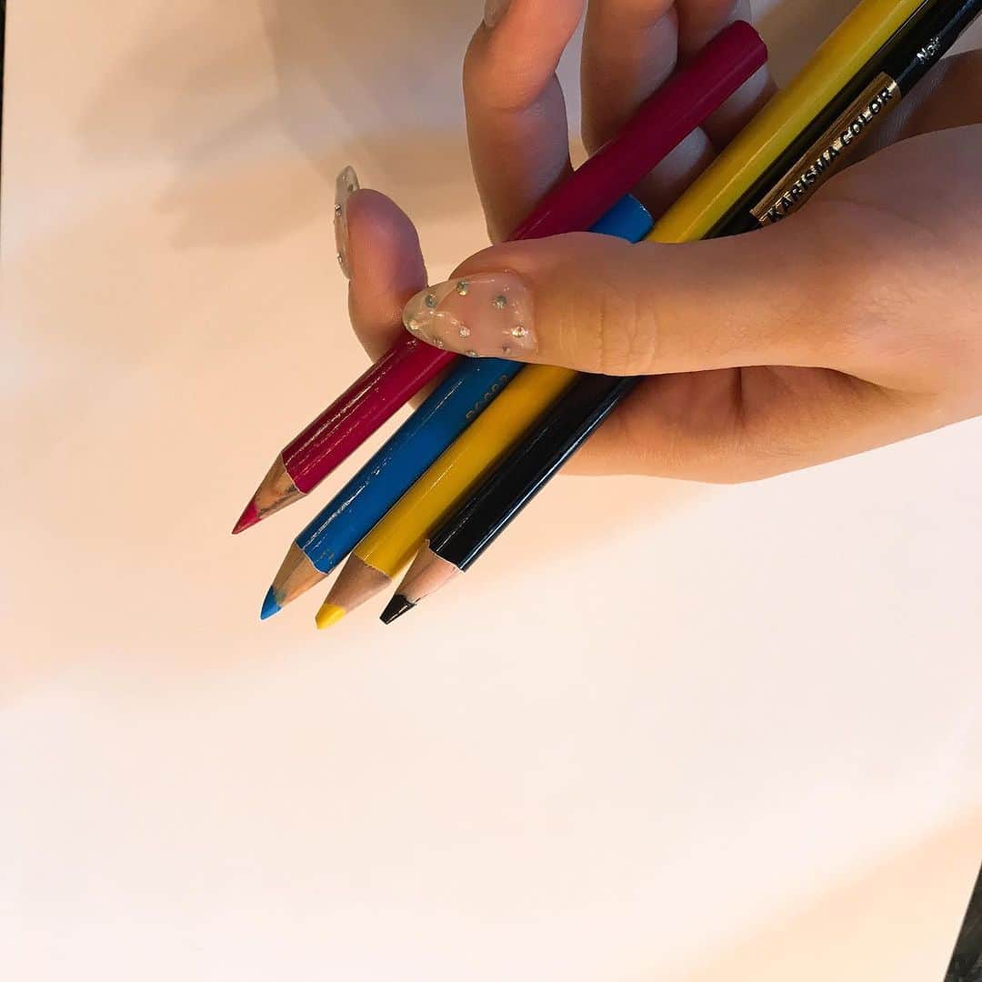 夢咲りおなさんのインスタグラム写真 - (夢咲りおなInstagram)「この色鉛筆2、3万くらいしたから 使わないとって思って 色鉛筆教室に行ってみました❣️ もともとは手描きしかした事なかったので久々でした♡⍢⃝ 3枚目の絵は授業で4色で描いた木だよ🌲 いつも資料とか見てるので想像で描くって難しかった。  先生の作品は本当に凄くて 私ももっと画力上げたいな〜〜🎨👩‍🎨 描いて欲しい物何かあれば 描くかも❣️ コメントしてね♡⍢⃝ . . . . . #色鉛筆#色鉛筆アート#習い事#画家#アーティスト#絵描き#イラストレーター#ゆめりお#art#fabercastell」6月3日 8時05分 - yumerio0906