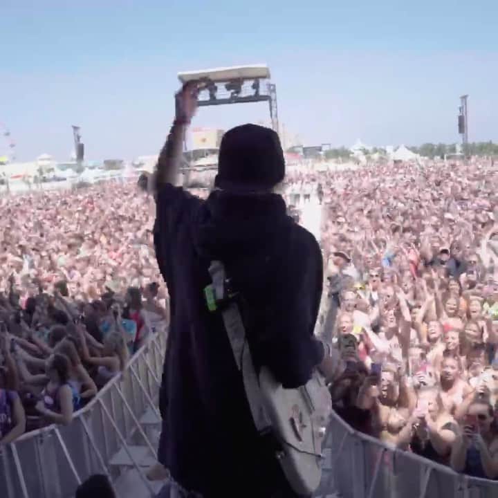 マイケル・クリフォードのインスタグラム：「so fucking proud of my friends in @lovelytheband. it was an honor to join them on stage at @hangoutfest ❤️ I honestly had one of the best weeks of my life with all of my incredible FRIENDS. (ha see what i did there) my heart is feeling so full right now and i hope this video gives everybody a brief snapshot into how great life is at the moment.. so happy 😌」
