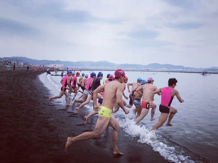 飯沼誠司さんのインスタグラム写真 - (飯沼誠司Instagram)「OCEAN+FEST TATEYAMA OCEANZ+13 エリートレース。 今年で13回目。初優勝の「モチコチキン」 強かった。おめでとう！ ハワイ行ってらっしゃい(^^) #エアトリ #tateyamasurfclub  #oceanfesttateyama  #oceanz13 #eliterace #outriggercanoe #survival  #beachrelay」6月3日 8時14分 - seiji_iinuma