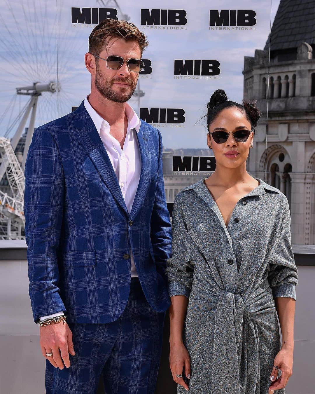 Just Jaredさんのインスタグラム写真 - (Just JaredInstagram)「@chrishemsworth in @paulsmithdesign & @tessamaethompson in @lanvinofficial are joined by costar @kumailn at the @meninblack photo call! #ChrisHemsworth #PaulSmith #TessaThompson #Lanvin #KunailNanjiani #MenInBlack Photos: Getty」6月3日 8時21分 - justjared