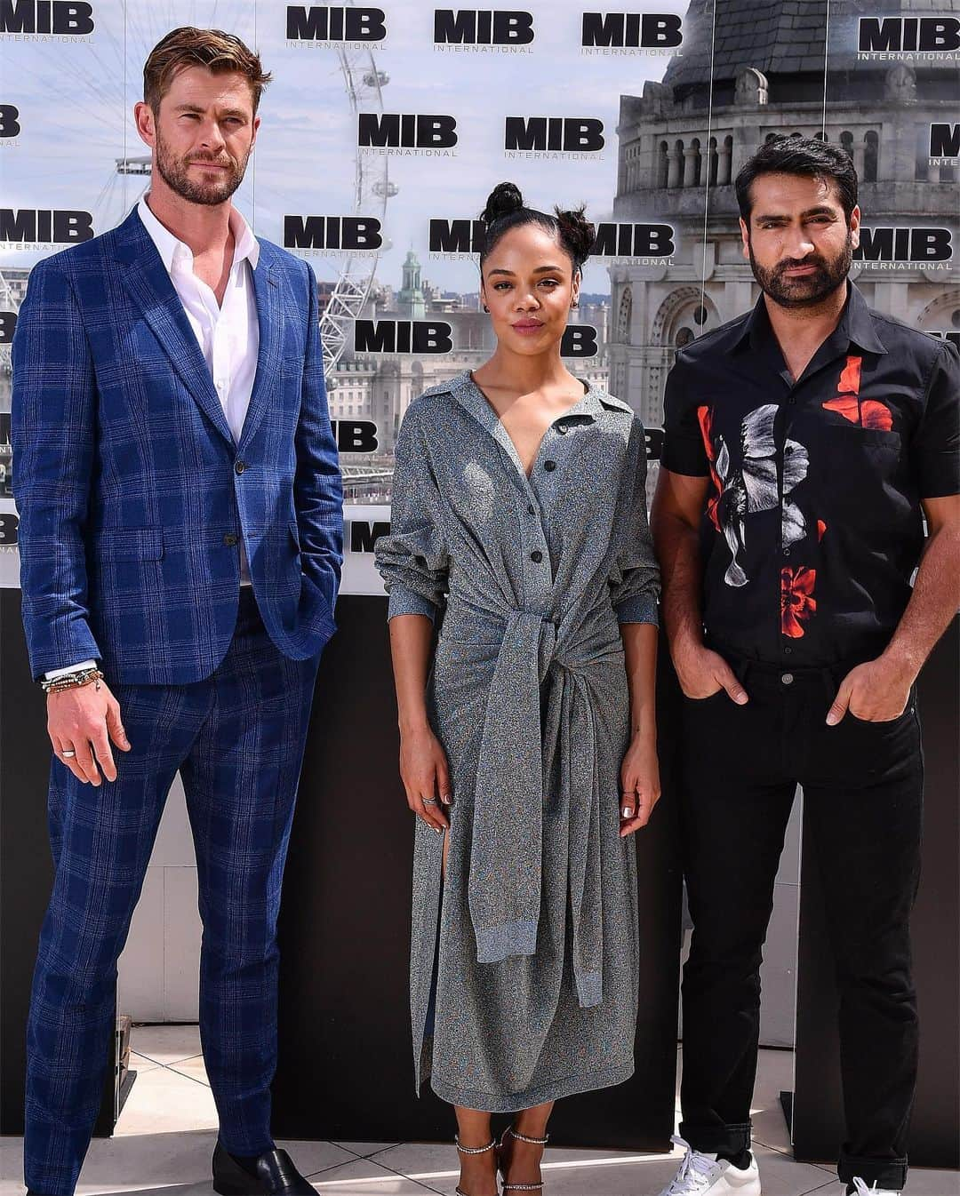 Just Jaredさんのインスタグラム写真 - (Just JaredInstagram)「@chrishemsworth in @paulsmithdesign & @tessamaethompson in @lanvinofficial are joined by costar @kumailn at the @meninblack photo call! #ChrisHemsworth #PaulSmith #TessaThompson #Lanvin #KunailNanjiani #MenInBlack Photos: Getty」6月3日 8時21分 - justjared