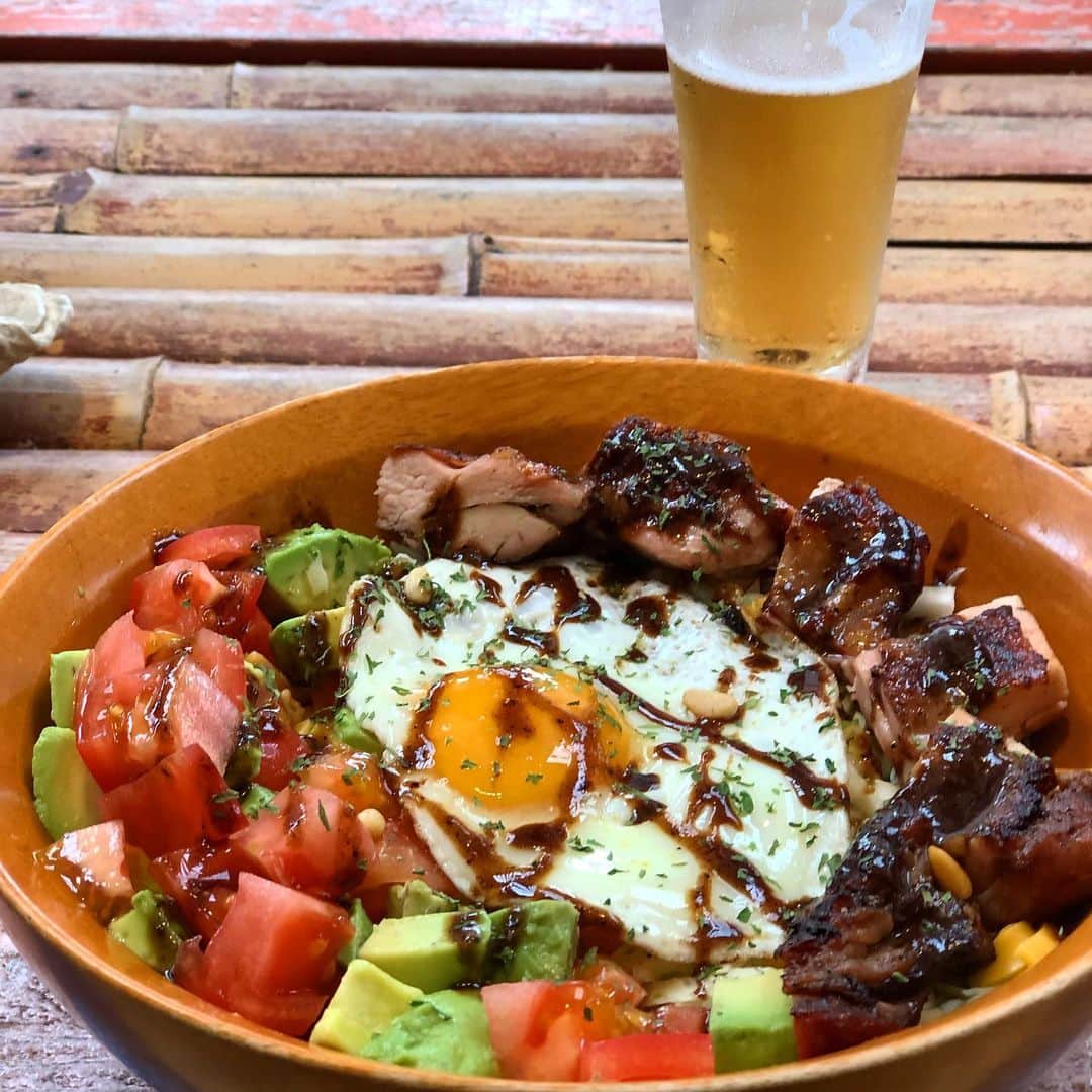 Isseki Nagaeさんのインスタグラム写真 - (Isseki NagaeInstagram)「Jerk chicken and vegetables on  Cabbage and red rice with non-alcoholic beer,healthy lunch  #surftrip #surfinglife #tanegashima #island #healthylunch」6月3日 8時23分 - isseki_nagae