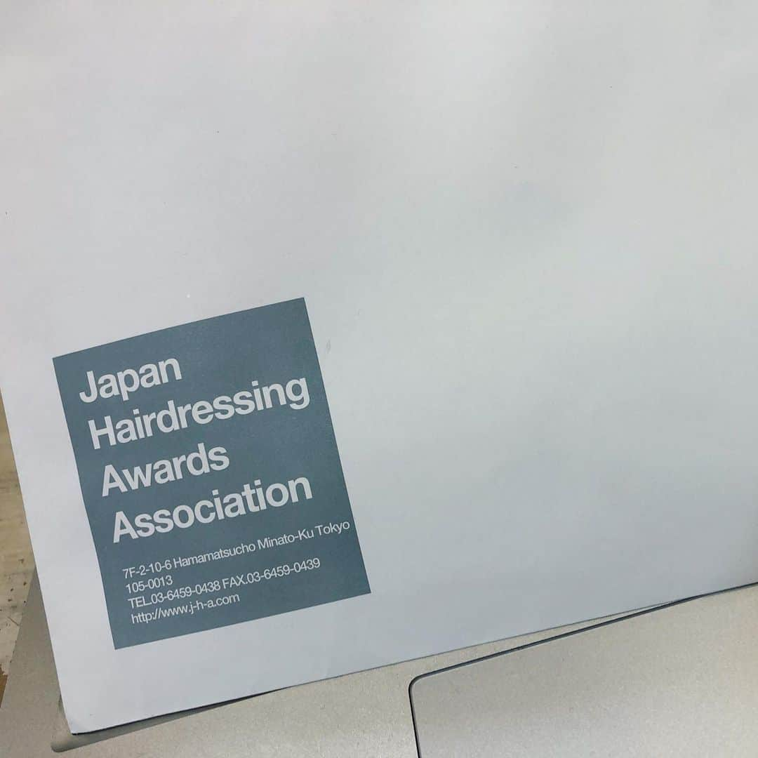 飯田尚士さんのインスタグラム写真 - (飯田尚士Instagram)「. . また1年 今年も届いた . JHA大賞にノミネートする権利がありますよってお手紙 . （あくまで権利、美容業界誌に8スタイル以上載っていると自動的に送られてくる） . . 最近よく思う クリエイティブとコンサバティブ の境界線ってどこなんだろう？ . . そんなことを考えながら 今年もそっと机の引き出しにしまう。 . . #JHA#ノミネートの権利#お手紙#業界誌#今年は22作品」6月3日 8時26分 - belleiida