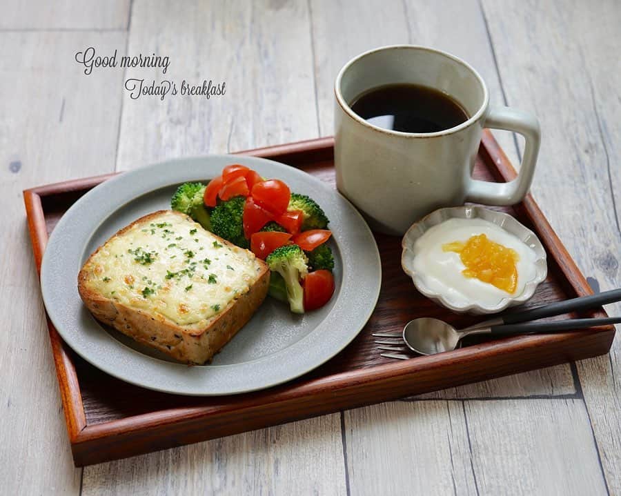 hirokoさんのインスタグラム写真 - (hirokoInstagram)「🌱2019.6.3（月） ✽.｡.:*・ﾟ #hiroponの朝ごはん ・ 今朝のパンはパウンド型で焼いた 小さめの#黒ごま食パン チーズをのせてシンプルに#チーズトースト ・ 昨日に続きチーズ🧀 朝にチーズを食べると腹もちいいような気が... するのは〜 私だけかしら？🤣 ・ menu📝 ▪︎チーズトースト ▪︎ブロッコリーとトマトのオリーブオイルサラダ ▪︎ヨーグルト ▪︎コーヒー ・ ・ ・ ▫️--------------------end--------------------▫️ #インスタフード #おうちごはん通信 #おうちごはんLover #くらしメイド #お家カフェ #フーディーテーブル #マカロニメイト #デリミア #デリスタグラマー #バランスの良い食事 #モーニングプレート #朝ごはん #うちのシェフ #おうちごはん #朝時間 #楽天roomに載せてます #スタジオm #イイホシユミコ #お気に入り食器 #美味しいごはん #snapdish #macaroni #locari_kitchen #lin_stagrammer #wp_deli_japan ・」6月3日 8時30分 - hiropon0201