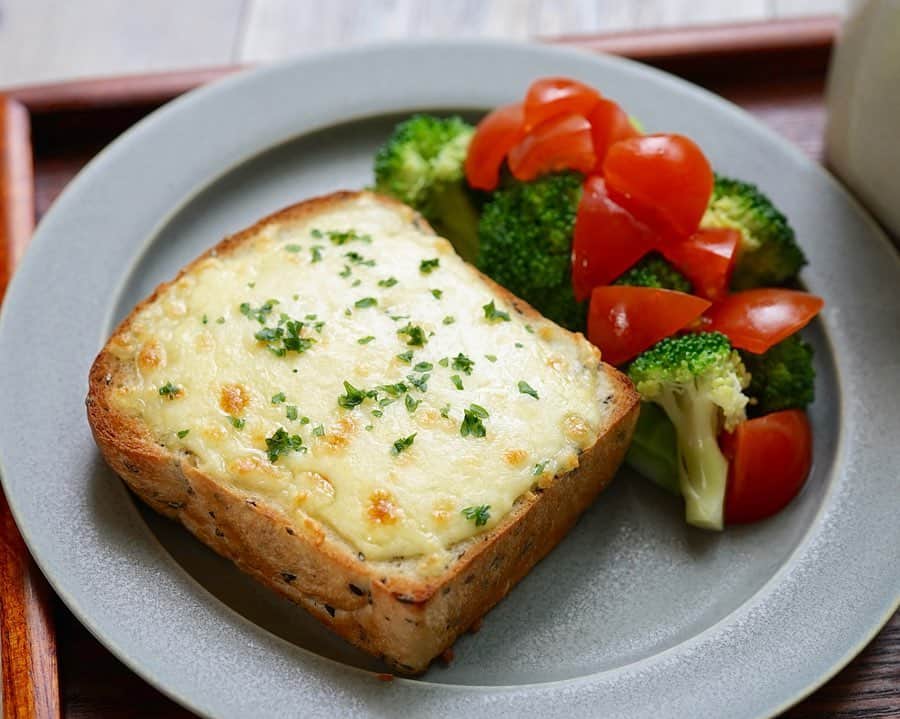 hirokoさんのインスタグラム写真 - (hirokoInstagram)「🌱2019.6.3（月） ✽.｡.:*・ﾟ #hiroponの朝ごはん ・ 今朝のパンはパウンド型で焼いた 小さめの#黒ごま食パン チーズをのせてシンプルに#チーズトースト ・ 昨日に続きチーズ🧀 朝にチーズを食べると腹もちいいような気が... するのは〜 私だけかしら？🤣 ・ menu📝 ▪︎チーズトースト ▪︎ブロッコリーとトマトのオリーブオイルサラダ ▪︎ヨーグルト ▪︎コーヒー ・ ・ ・ ▫️--------------------end--------------------▫️ #インスタフード #おうちごはん通信 #おうちごはんLover #くらしメイド #お家カフェ #フーディーテーブル #マカロニメイト #デリミア #デリスタグラマー #バランスの良い食事 #モーニングプレート #朝ごはん #うちのシェフ #おうちごはん #朝時間 #楽天roomに載せてます #スタジオm #イイホシユミコ #お気に入り食器 #美味しいごはん #snapdish #macaroni #locari_kitchen #lin_stagrammer #wp_deli_japan ・」6月3日 8時30分 - hiropon0201