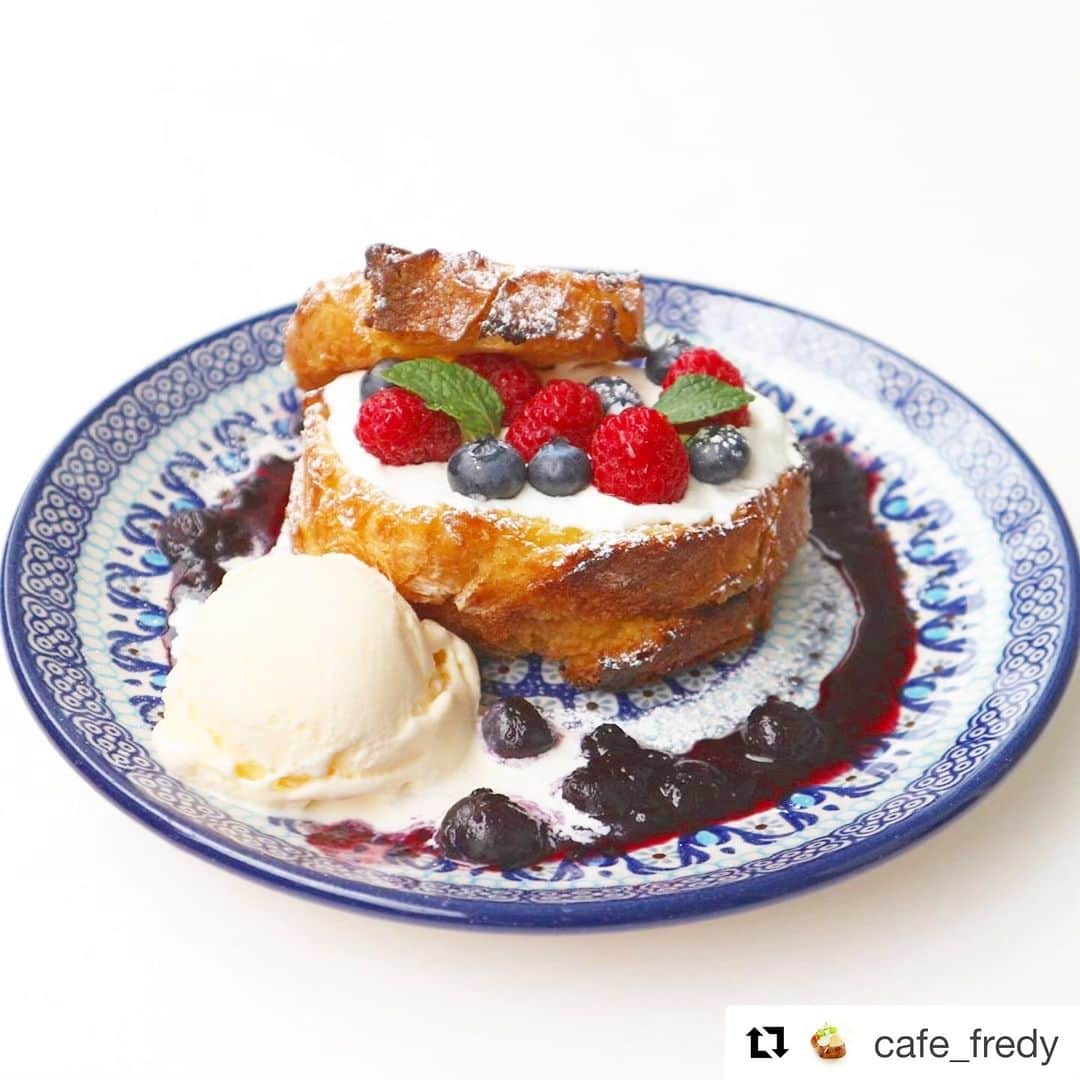 NOLLEY'S ノーリーズさんのインスタグラム写真 - (NOLLEY'S ノーリーズInstagram)「@cafe_fredy ・・・ こんにちは。 cafe fredy銀座店です。 ・ 銀座店では、手作りブルーベリージャムと特製クリームチーズのフレンチトーストを期間限定で始めました。 ・ お皿の周りとフレンチトーストの間にブルーベリーソースをたっぷり使用しています。 上に乗っている特製クリームチーズと一緒に食べると、幸せな気持ちになります。 ・ お買い物の休憩や自分へのご褒美に当店で過ごしてみませんか？ 本日も皆さまのご来店お待ちしております。  #cafefredy #カフェフレディ #カフェフレディ銀座 #nolleys #東京 #銀座 #東京カフェ #銀座カフェ #カフェ  #カフェランチ  #銀ブラ #カフェ巡り #手作り #カフェスタグラム #並木通り #オシャレ #銀座スイーツ #銀ブラ #ブルーベリー #ブルーベリースイーツ #フレンチトースト#ノーリーズ」6月3日 8時34分 - nolleys_official