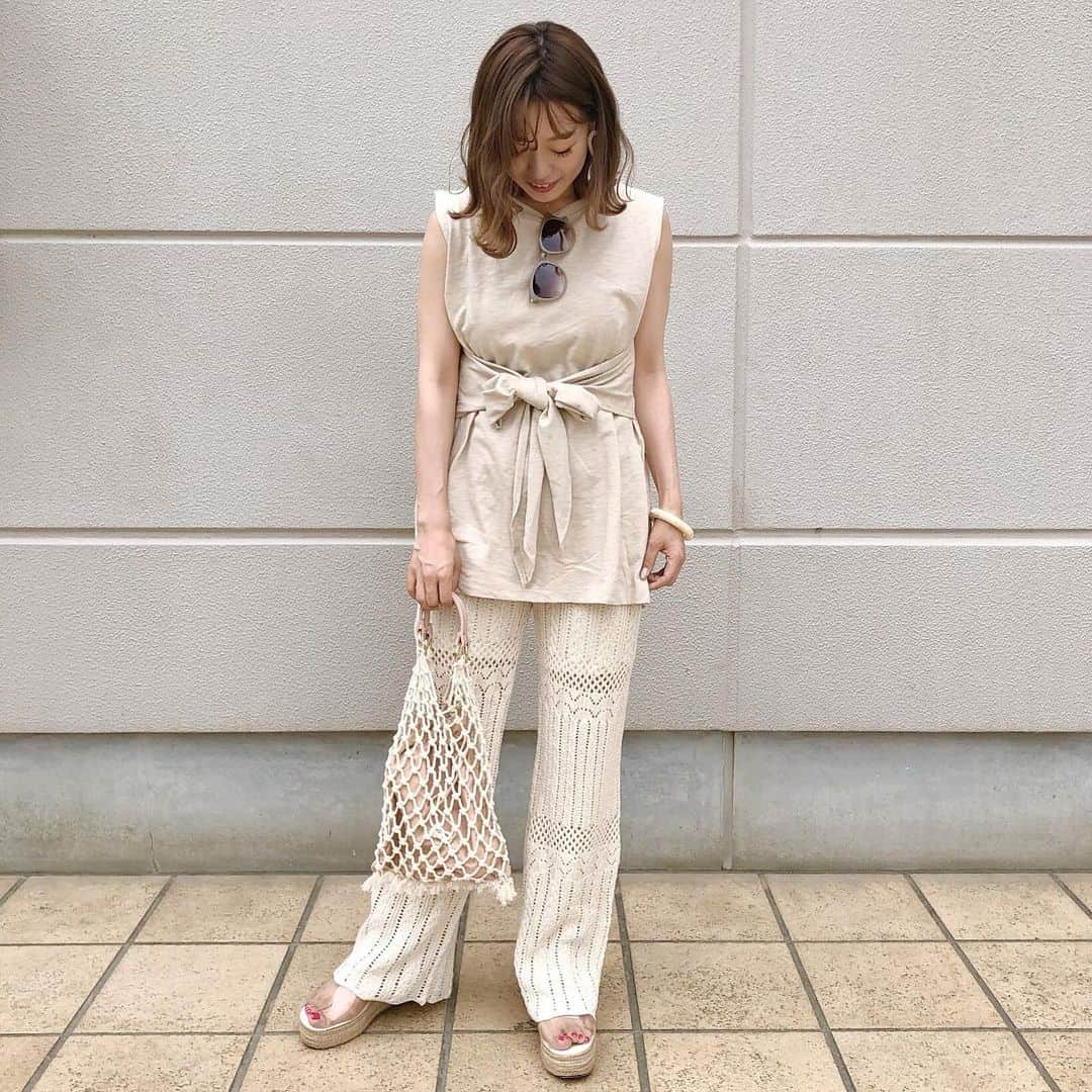 のインスタグラム：「ㅤㅤㅤㅤㅤㅤㅤㅤㅤㅤㅤㅤㅤ ㅤㅤㅤㅤㅤㅤㅤㅤㅤㅤㅤㅤㅤ 大好きな変形ノースリのシルエットで リボン付きの新しいタイプ♡ 変形ノースリ好きとしては買わずにいられへんやつ！♡ (ちなみに変形ノースリは8色持ち💪) ㅤㅤㅤㅤㅤㅤㅤㅤㅤㅤㅤㅤㅤ カジュアルに着られるしと思って 久しぶりにベージュ解禁🧸 ㅤㅤㅤㅤㅤㅤㅤㅤㅤㅤㅤㅤㅤ ㅤㅤㅤㅤㅤㅤㅤㅤㅤㅤㅤㅤㅤ #変形ノースリーブ #ノースリーブ #ニットパンツ #kana_chicode #salonbychico #whoswhochico #ワントーンコーデ  ㅤㅤㅤㅤㅤㅤㅤㅤㅤㅤㅤㅤㅤ」