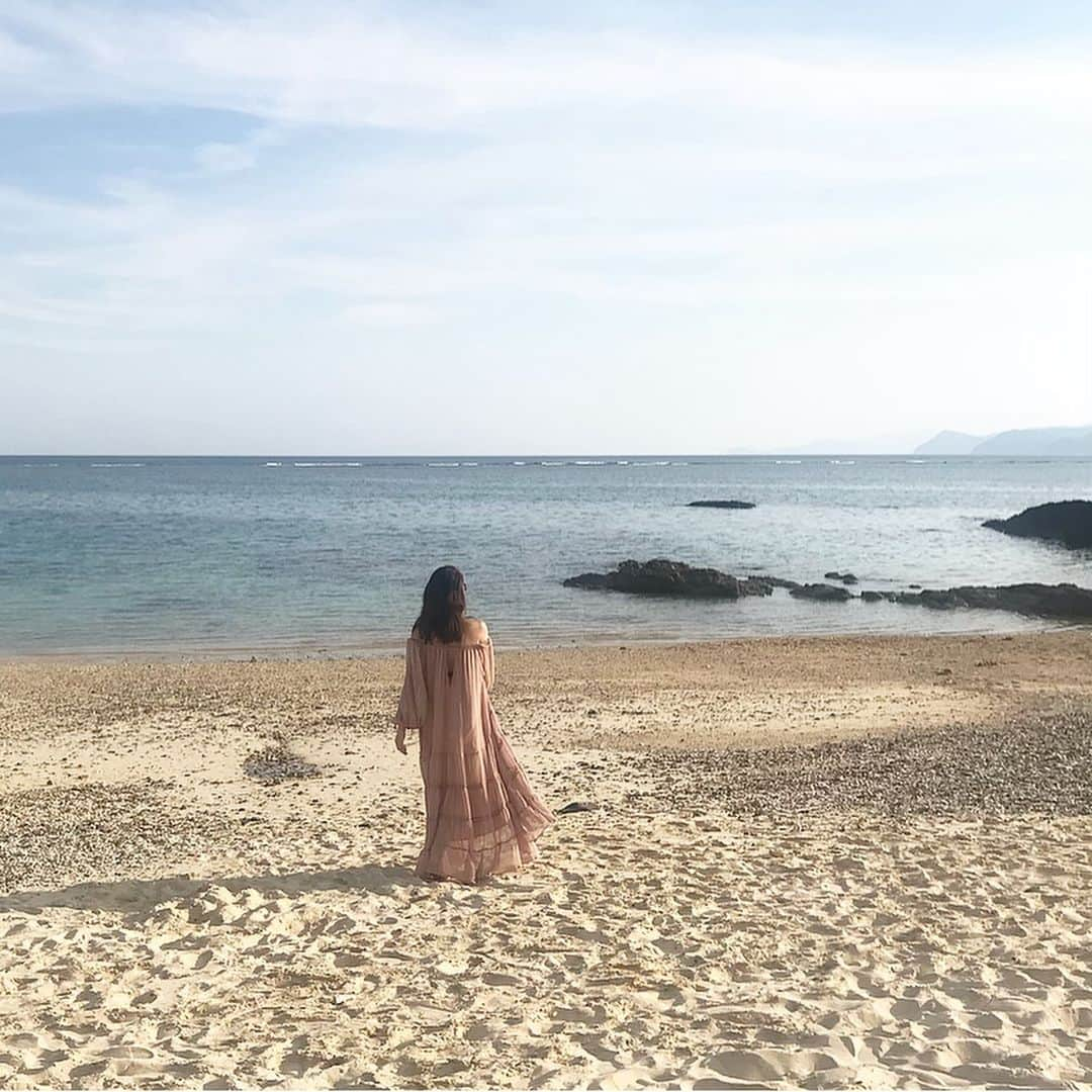 Michikoさんのインスタグラム写真 - (MichikoInstagram)「_______ SUMMER DRESS✔️ . 写真で見た瞬間 これ欲しい！と思った “好き” がたくさん詰まっているサマードレス。 . 時間帯によって ダスティーピンクに見えたり、 ベージュに見えたりと表情豊か。  夏の小麦肌に合わせたいカラー。 . 透け感のある柔らかな素材だから ふわっと動きが出る。 付属のベルト無しでパサッと着るのが好き。 . . #summerdress  #birthdaygetaway .」6月3日 8時35分 - michiko.jp