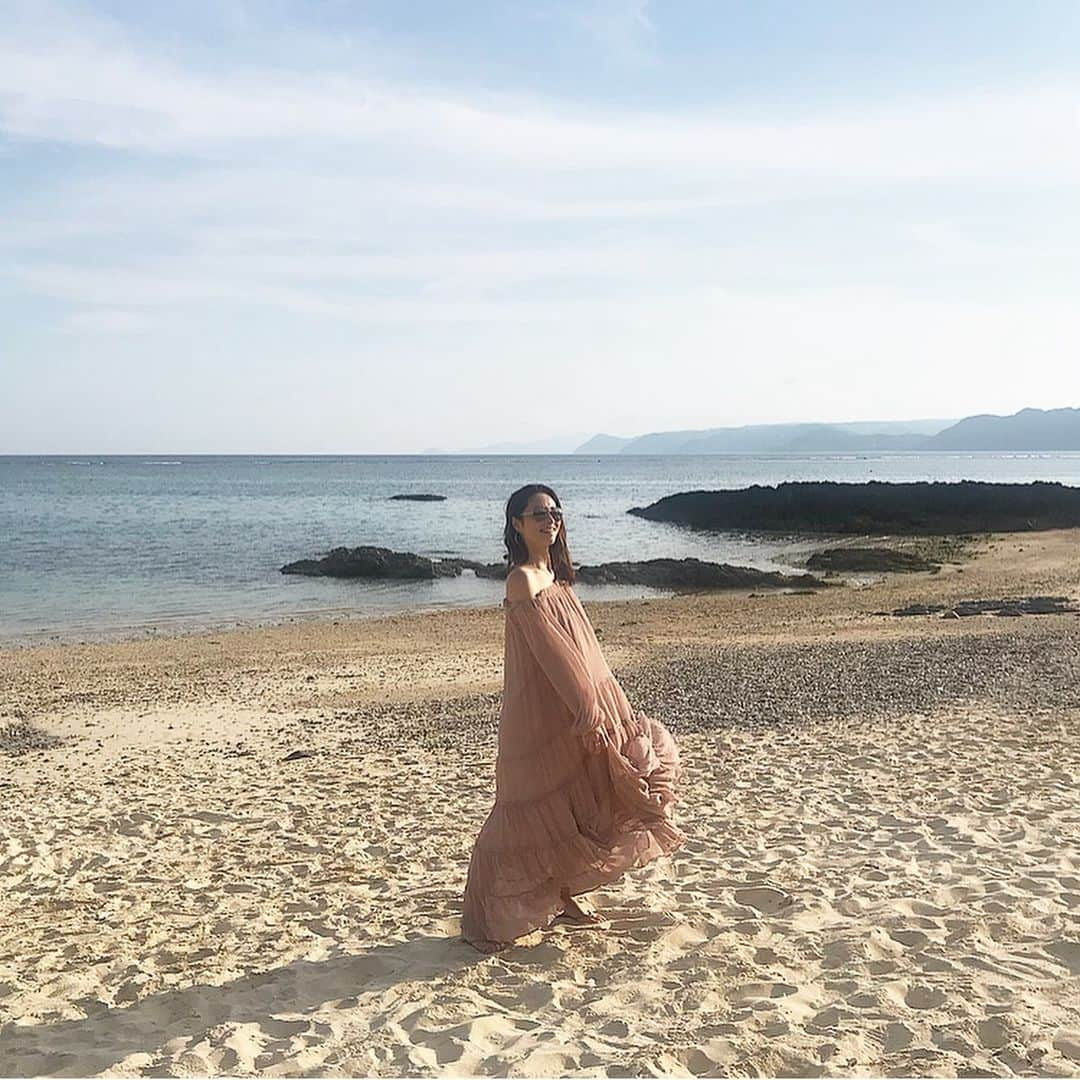 Michikoさんのインスタグラム写真 - (MichikoInstagram)「_______ SUMMER DRESS✔️ . 写真で見た瞬間 これ欲しい！と思った “好き” がたくさん詰まっているサマードレス。 . 時間帯によって ダスティーピンクに見えたり、 ベージュに見えたりと表情豊か。  夏の小麦肌に合わせたいカラー。 . 透け感のある柔らかな素材だから ふわっと動きが出る。 付属のベルト無しでパサッと着るのが好き。 . . #summerdress  #birthdaygetaway .」6月3日 8時35分 - michiko.jp