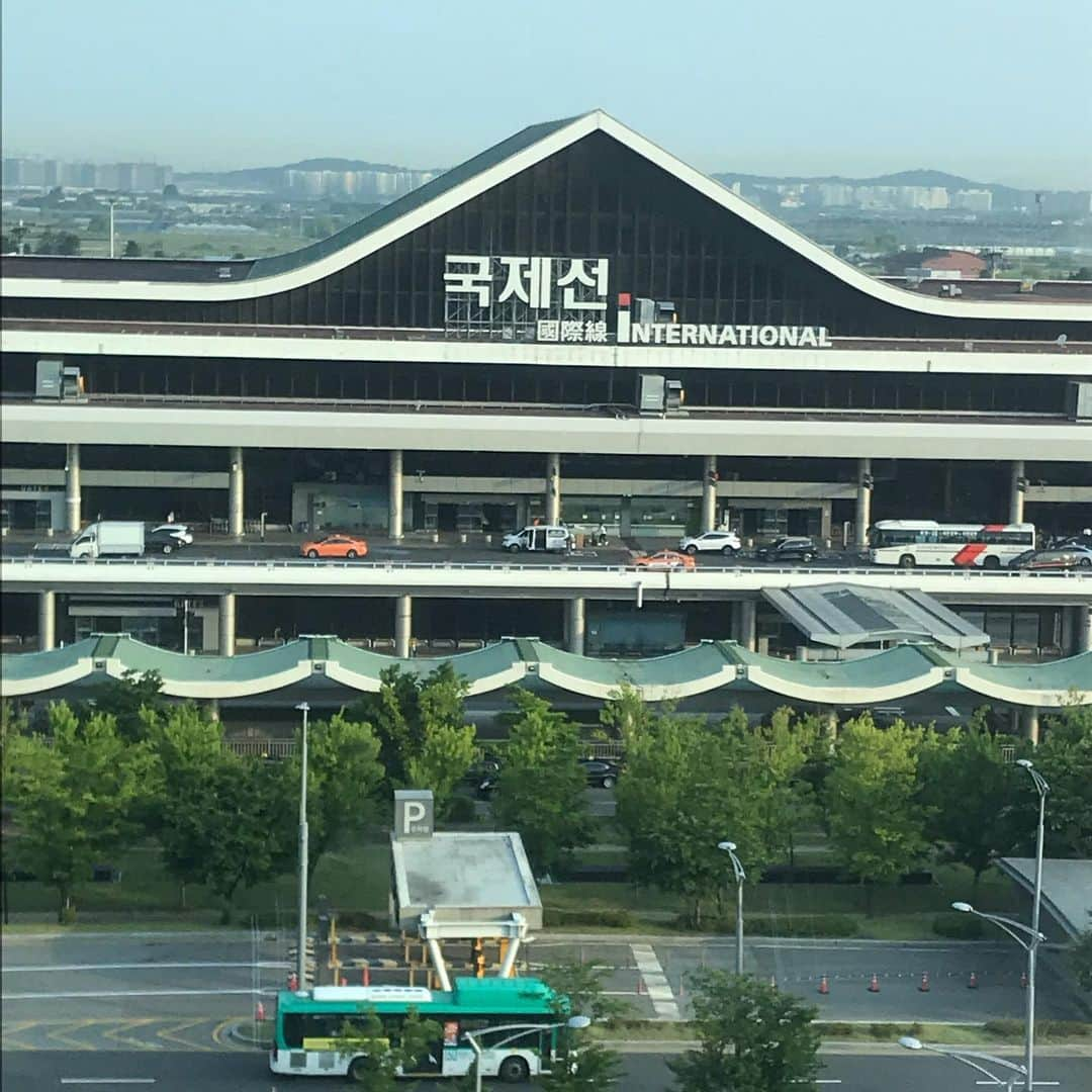 東野幸治さんのインスタグラム写真 - (東野幸治Instagram)「旅猿のロケ終了しました！ 帰りの空港ではその国のスターの出国と重なりました。大勢のファン、マスコミが大挙押し寄せていました。 群集心理は怖いです。気づいたら私も夢中で写真を撮っていました。 「なんかゴメンなさい。。。そして旅猿お楽しみに！」」6月3日 8時45分 - higashinodesu