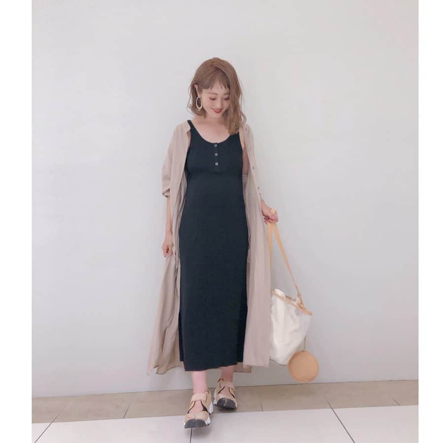 Kikuno Sayumiさんのインスタグラム写真 - (Kikuno SayumiInstagram)「〻rib onepiece〻 ・ ・ ・ #昨日のコーデ 𓂃 ・ @shes_closet のワンピは着回し。ガウンとして羽織れてめちゃくちゃ便利◎ ・ 腕まくりしたいけどサラッと落ちちゃうから手首にゴムを忍ばせてるよ☆ ・ 中に着ているのは @freaksstore_official の#リブマキシワンピース ・ これ、前後で着られるよ！こういうスナップボタンが付いてるタンクトップ気になってた〜 ・ ボタンを開ければ授乳余裕でできる👌スリットも可愛いよ♡ ・ ・ クリアバッグは @donobanweb の。これ収納力すごい！たくさん入って◎ ・ 丸いポーチが可愛くて便利。私は鍵を入れて使ってる。 ・ ・ ・ onepiece▶ @freaksstore_online outer▶ @shes_closet bag▶ @donobanweb ・ ・ ・ #ファッション#コーデ#fashion#ママ#ママコーデ#プチプラコーデ#大人カジュアル#ヘアアレンジ#mineby3mootd#オン眉#大人可愛い#ジユジョ#夏コーデ#マタニティコーデ#妊娠8ヶ月#ママリファッション  #패션스타그램#옷스타그램#오오티디#シンプルコーデ#ゆるコーデ #158cmコーデ #158cm #shes_closet#エアリフト#エアリフトゴールド#freaksstore #フリークスストア」6月3日 8時44分 - sayumikikuno