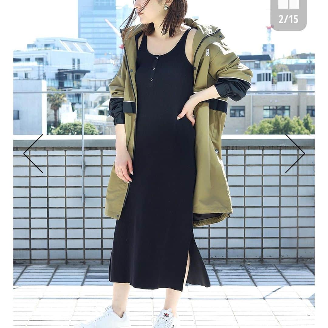 Kikuno Sayumiさんのインスタグラム写真 - (Kikuno SayumiInstagram)「〻rib onepiece〻 ・ ・ ・ #昨日のコーデ 𓂃 ・ @shes_closet のワンピは着回し。ガウンとして羽織れてめちゃくちゃ便利◎ ・ 腕まくりしたいけどサラッと落ちちゃうから手首にゴムを忍ばせてるよ☆ ・ 中に着ているのは @freaksstore_official の#リブマキシワンピース ・ これ、前後で着られるよ！こういうスナップボタンが付いてるタンクトップ気になってた〜 ・ ボタンを開ければ授乳余裕でできる👌スリットも可愛いよ♡ ・ ・ クリアバッグは @donobanweb の。これ収納力すごい！たくさん入って◎ ・ 丸いポーチが可愛くて便利。私は鍵を入れて使ってる。 ・ ・ ・ onepiece▶ @freaksstore_online outer▶ @shes_closet bag▶ @donobanweb ・ ・ ・ #ファッション#コーデ#fashion#ママ#ママコーデ#プチプラコーデ#大人カジュアル#ヘアアレンジ#mineby3mootd#オン眉#大人可愛い#ジユジョ#夏コーデ#マタニティコーデ#妊娠8ヶ月#ママリファッション  #패션스타그램#옷스타그램#오오티디#シンプルコーデ#ゆるコーデ #158cmコーデ #158cm #shes_closet#エアリフト#エアリフトゴールド#freaksstore #フリークスストア」6月3日 8時44分 - sayumikikuno