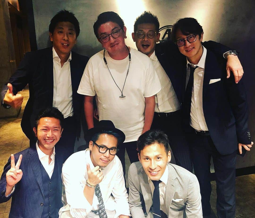 DJ HALさんのインスタグラム写真 - (DJ HALInstagram)「Last Weekend  We are Seijo Family  小学校からずーっとみんな一緒🔥🔥🔥 ちなみに同級生は2人しか居なかったけどw  仲良しな先輩達と 永遠に尽きない昔話をして 最高の時間を過ごせませました😉  二次会以降は全部ご馳走になってしまい... 先輩 本当すみません！ ご馳走様でした！  1枚目 一個上の仲間 2枚目 二個上のラグビー部の先輩とジョータロウさん 3枚目 主役のゆうけんさんと同級生  #成城学園」6月3日 8時51分 - djhal