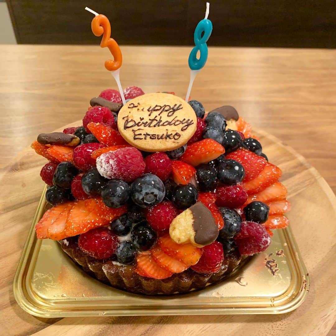 ryuu79hinaのインスタグラム：「#Happybirthday 🎂❤️ ・ ・ 昨日無事に歳を重ねるコトが出来ました🥳 30代も後…2年…。 素敵に歳を重ねられるように頑張ろう✨ ・ ・ 今年のCAKEは コムサカフェのタルト🍰 美味しすぎた❤️ ・ ・ スワイプ▷▶▷ ・ ・ やってみたかった蓮の花キャンドル これ、知ってる？ 最初火がぼーってなったからびっくりしたけど… パッカンーン❁✿✾ ✾✿❁︎ 途中で回転のスピードも変わったし！ Happybirthdayの曲もエンドレスで流れるんだょ♪ うちのお母さんが火が危ないから早く火を消しなと急かすから仕方なくふぅーーーーってけしたよね😂 お誕生日とか記念日におすすめだよ☝︎ ・ ・」