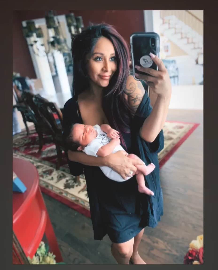 ニコール・ ポリッツィのインスタグラム：「Mawma & her new cub 🙏🏽 #mawmaof3」