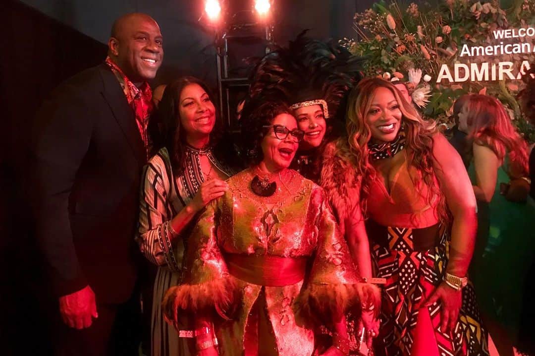 MCハマーのインスタグラム：「Always good to see Magic and Cookie ! #wearableartgala」