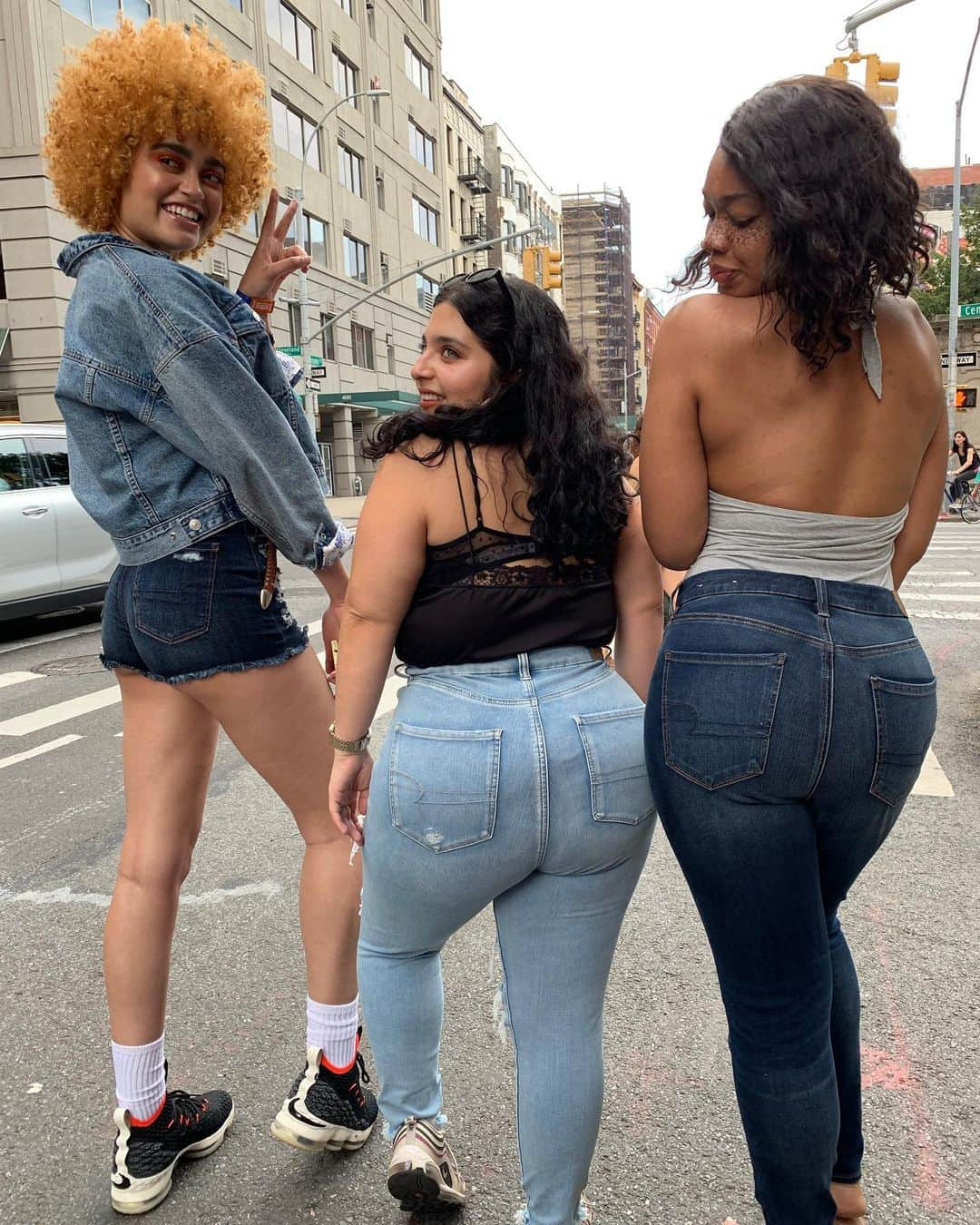 American Eagleさんのインスタグラム写真 - (American EagleInstagram)「These three babes in our Curvy Jean waiting out the rain @govballnyc 😍 Made for you & your shape (we think you’re gonna love it) #AEJeans #festivalfashion @janibellrosanne @g1nasophia @nicolesadiee」6月3日 9時09分 - americaneagle