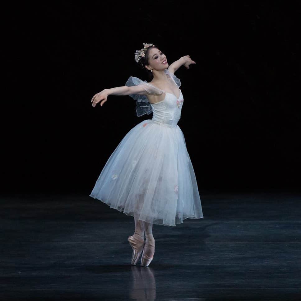 のインスタグラム：「Two more shows left for me for this season with Boston Ballet. And it is time for me to say good bye to Boston audience who supported me for so many years. I will be dancing Cinderella on 6/7 fri 7:30 and Tchaikovsky Piano Concerto No.2 on 6/8 sat 7:30 with my appreciation to you all. I hope you can catch me on stage 💕 I will be able to tell you where my next destination is and all that very soon. So please stay tuned 😊 長年応援してくださったボストンの観客の皆様にお知らせ🌟 今シーズンをもってボストンバレエから移籍する事になりました。行き先はもう少ししてからまたお知らせします。シンデレラ 6/7 7:30, バランシンのピアノコンチェルト 6/8 7:30 がボストンバレエでの最後の舞台となります。良かったら見に来てください。#goodbye #boston #thankyou #ballet #ballerina #last #ballerinalife #happy #happiness #dance #art #幸せ #バレエ #バレリーナ #fly #next #future #excitement」