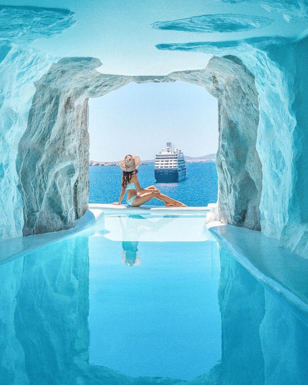 BEAUTIFUL HOTELSさんのインスタグラム写真 - (BEAUTIFUL HOTELSInstagram)「A cave pool suite with a view like this 👌 Would you lounge by this pool? (📷: @michutravel 📍: Cavo Tagoo Mykonos @cavotagoomykonos )」6月3日 9時16分 - beautifulhotels