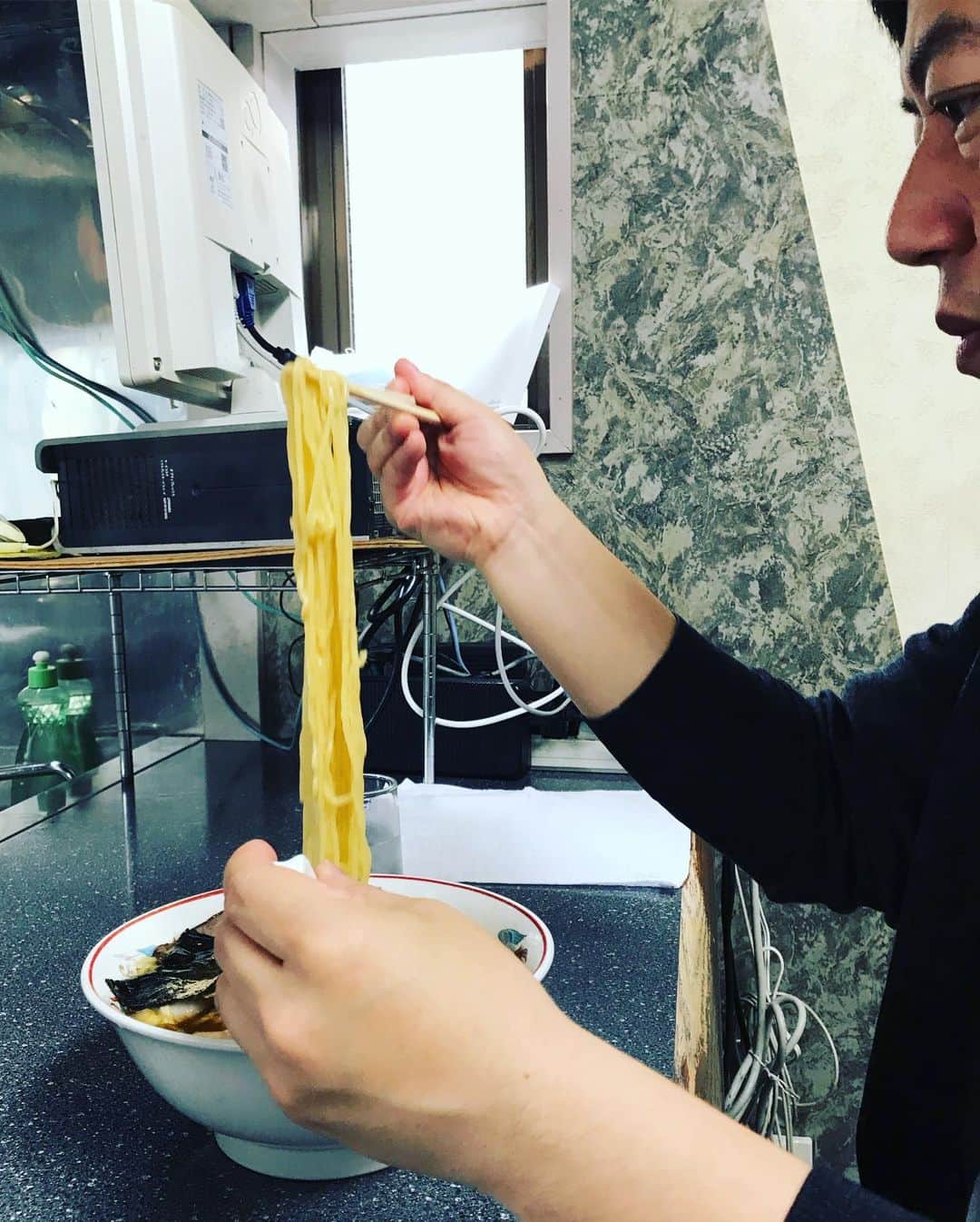 スネオヘアーさんのインスタグラム写真 - (スネオヘアーInstagram)「#スネオヘアー  #想い出喫茶ヒッソリー  収録  #gooutcamp猪苗代  #東京から長岡へ #長岡から新潟 へ #新潟から福島へ #そんな時はやっぱり欠かせない #楽しみにしていたこちら #ここ最近振られてばかりだった #青島食堂司菜南万代店  #まだかなまだかな #ドキドキ〜 #ワクワク〜 #待っている間も美味しさの秘密  #ご主人がつくる美しくうまい一杯 #アツアツスープ と #スープを口に運んでくれる #みずみずしい麺 #ん〜 #身体に染み込んでく〜 #やっぱこれらて #ああいいものだな #ワルツ の〜 #新潟市内お気に入り店 #ごちそうさまでした #今晩は #渋谷のナイト #渋谷のラジオ #青島食堂 #ほうれん草増し」6月3日 9時25分 - suneohairofficial