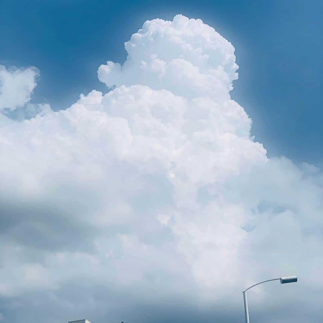 武田双雲さんのインスタグラム写真 - (武田双雲Instagram)「双雲塾オープンセミナー、すぐに満席になっちまっただ。  それにしても、いたも思うんだけどさ、  空の青や、雲の白、 あまりにもできすぎじゃない？ 地球作るときに そんなに美しくしちゃう？ ありえない色バランス。  双雲@地球に産まれてよかった」6月3日 9時26分 - souun.takeda