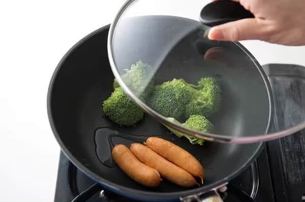 のインスタグラム：「忙しい朝には大さじ2～3の水で野菜のフライパン蒸しを。ソーセージも一緒に加熱すると手軽。#酸化 #糖化 #老化 #age  #管理栄養士  #麻生れいみ式ロカボダイエット  #lowcarbdiet  #lowcarb  #麻生式ダイエット #dietitian  #dietitians  #糖質制限  #ダイエット #若食べ #老け食べ」