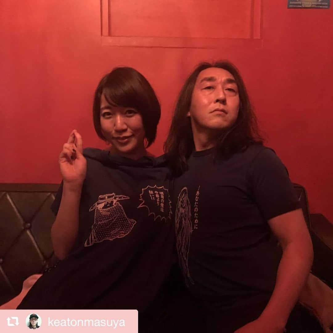 ちゃんまいさんのインスタグラム写真 - (ちゃんまいInstagram)「・ キートンさんとおソロのTシャツもらってご機嫌〜♡♡♡ ・ #repost @keatonmasuya via @PhotoAroundApp  キュートンゲロネタショー、無事に終了しました。 来てくれた皆さん、ありがとう！ そして、ちゃんまいが見に来てくれましたよ。 ちゃんまいの存在を知ってから5年くらい、ついに会うことができました。 ボインでした。 ボインが揺れてました。 ありがとうボイン。 #キュートン #ちゃんまい #キートン」6月3日 9時31分 - dakko_shite_cho3